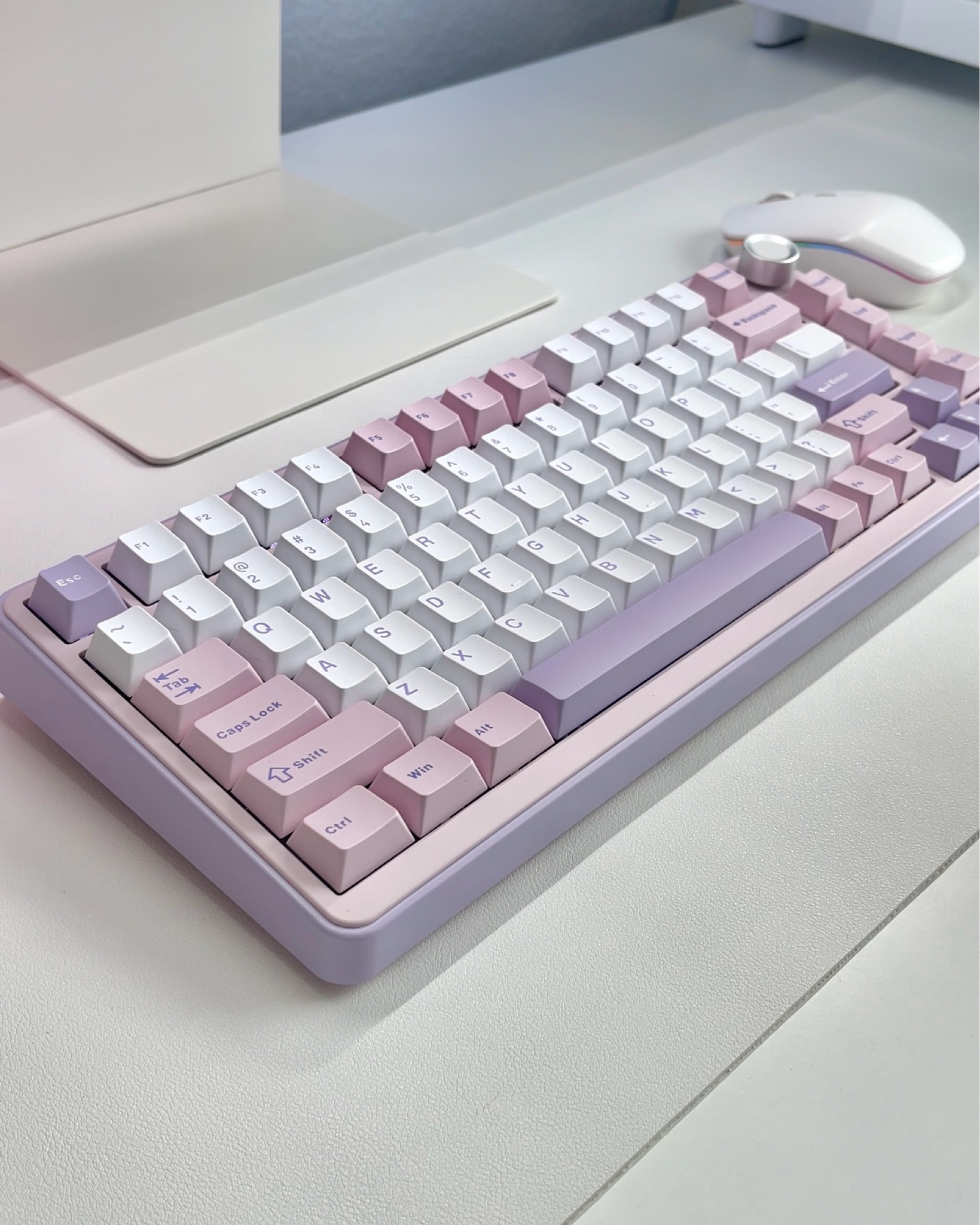 This is the most aesthetic Keyboard!

#keyboards #cutedeskideas #deskinspo

#LTKFindsUnder100