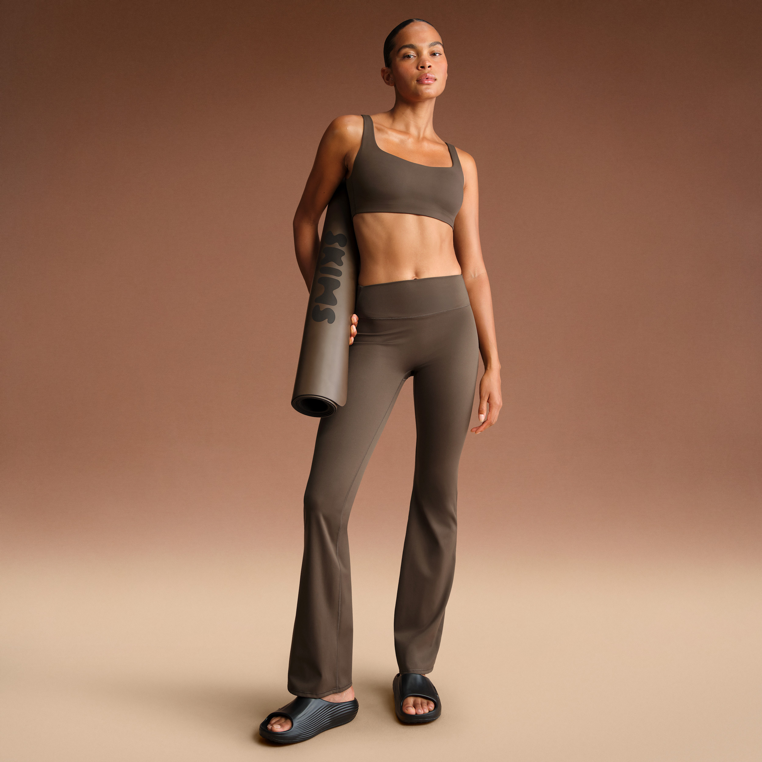 Nike Women's SKIMS Matte High-Waisted Slim Flared Leggings in Brown | BOLEG7138W-DSP | Nike (US)