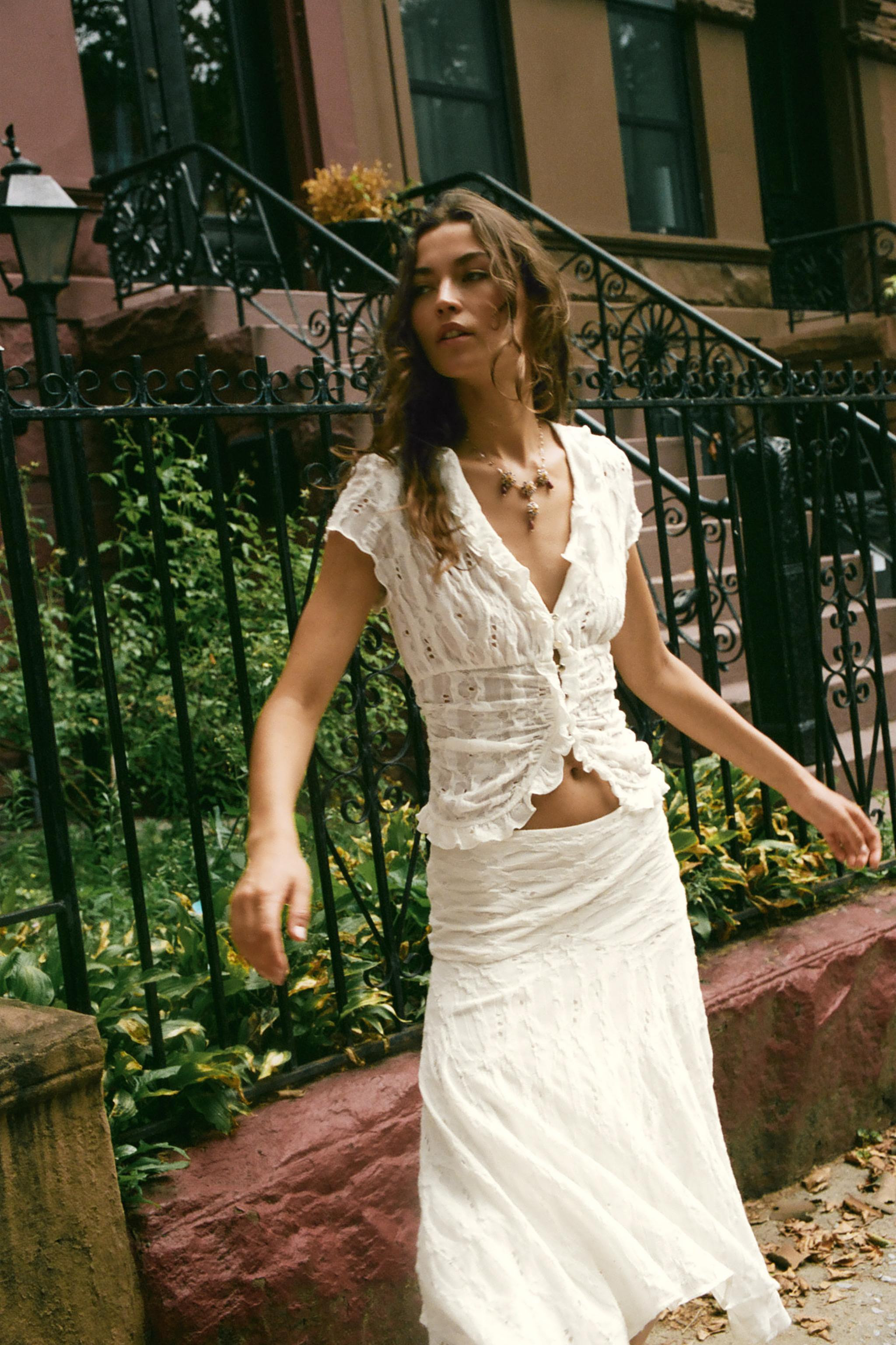 Skirt with an elastic waistband and interior lining. Fabric with slit details and an asymmetric h... | Zara US