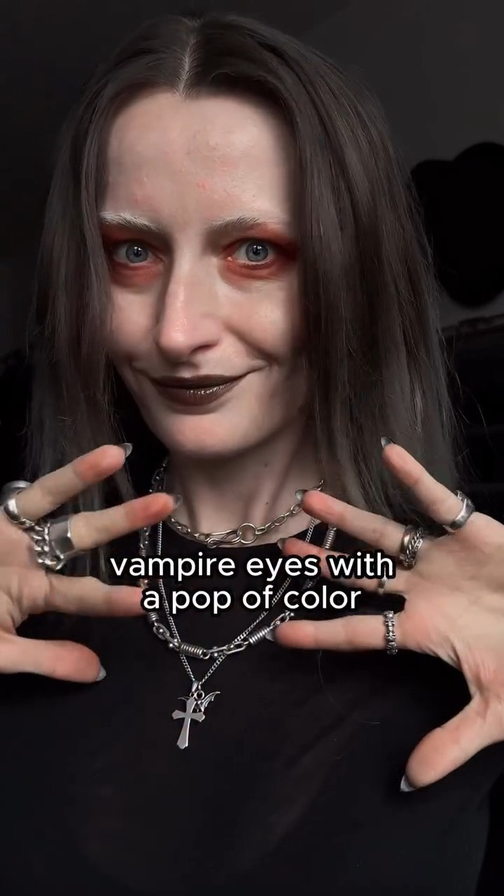 My go to look 🧛🏼‍♀️🩸 super easy 

#alternative #alternativemake #vampire #vampiremakeup #vampirestyle #vampireeyes #vampireeyemakeup #makeup #eyemakeup #altmakeup