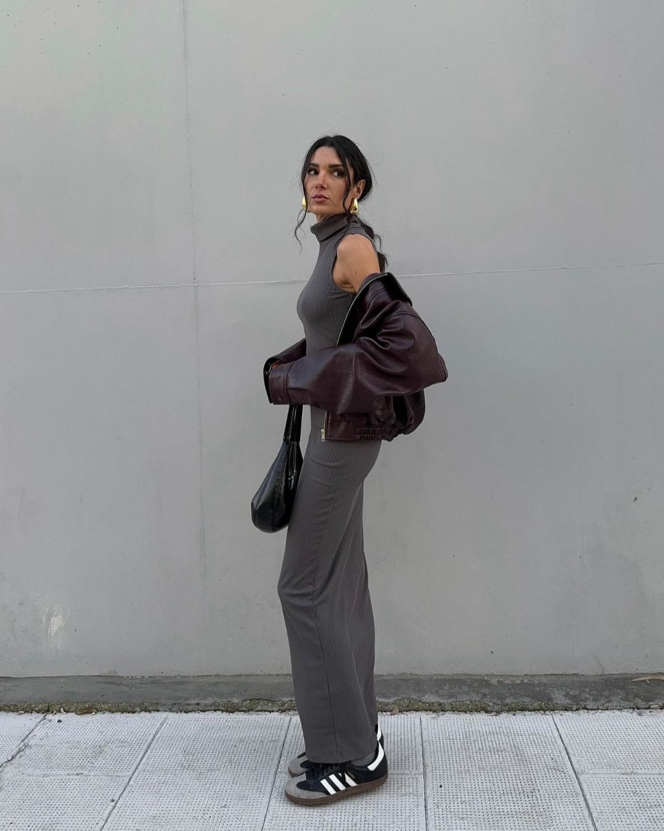 Longue robe sans manches, robe maxi à col montant, veste bomber en cuir marron, bomber, Adidas Samba, sneakers Adidas 

#LTKshoecrush #LTKstyletip
