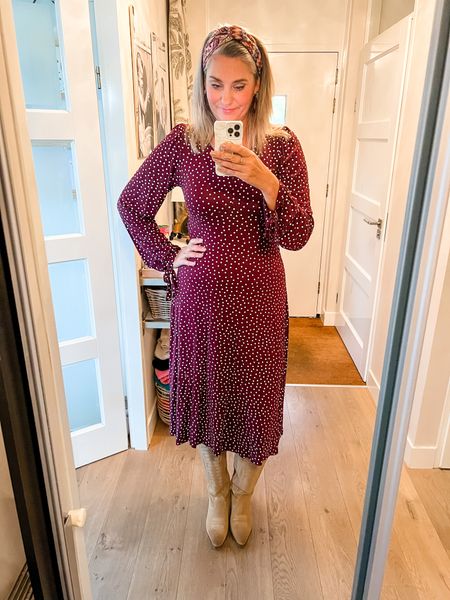 Outfits of the week

A burgundy red casual jersey midi dress with a ditsy polka dot and a pair of beige or light brown western boots. 

Dress EU40/UK12 
Boots Sacha tts



#LTKeurope #LTKworkwear #LTKstyletip