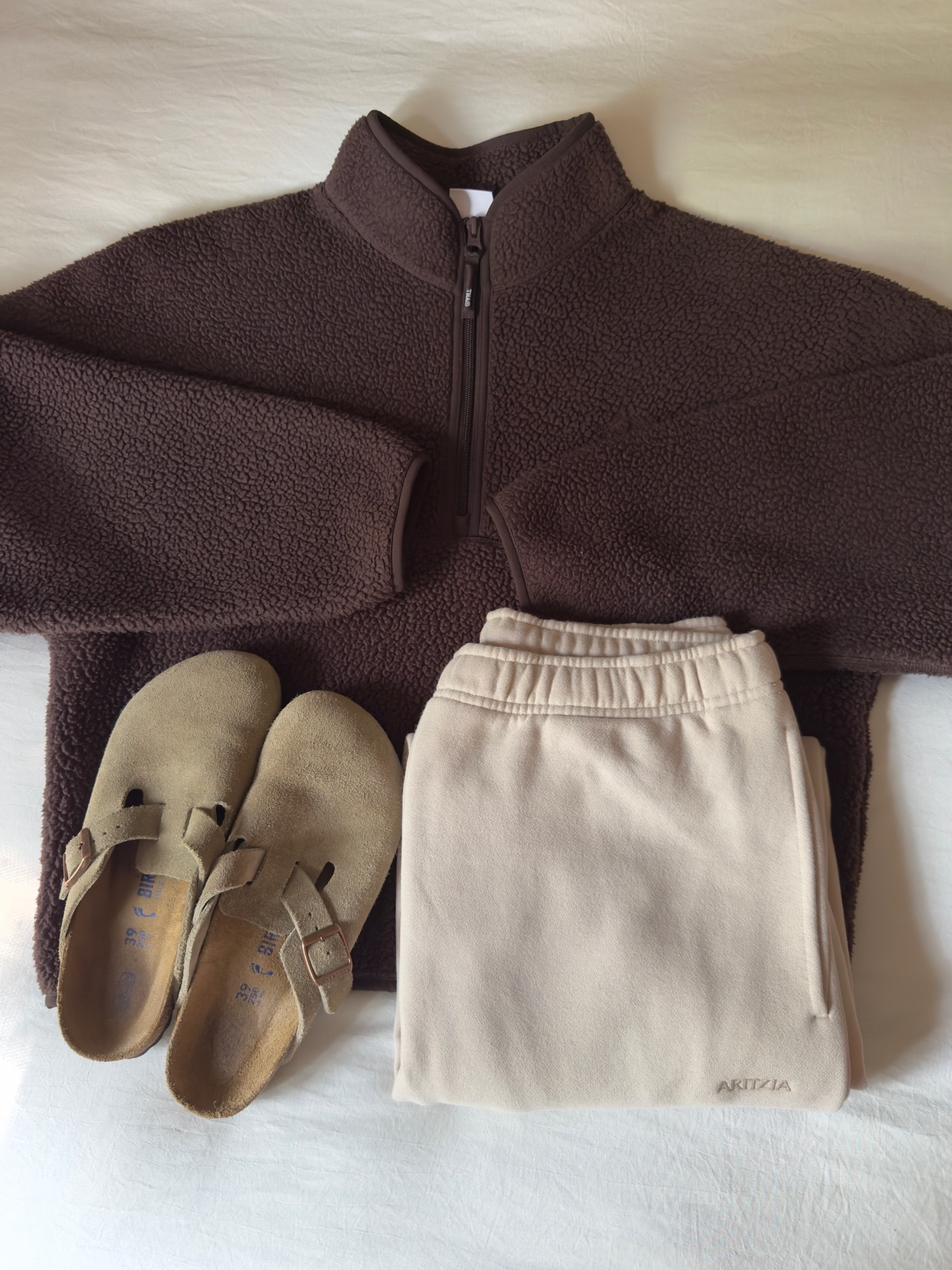 Cozy fall outfit inspo 🤎 
 
#aritzia #fleece #polartec #earlyfall #fallaesthetic #fallfashion #women #comfy #loungewear

#LTKSeasonal #LTKootd