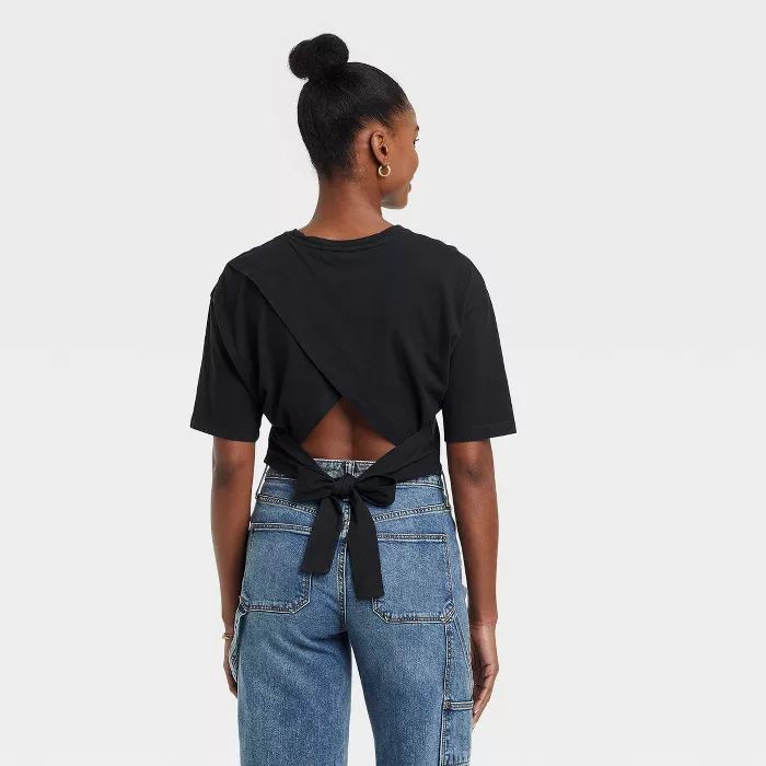 Women's Tie Back Short Sleeve Cropped T-Shirt - Universal Thread™ | Target
