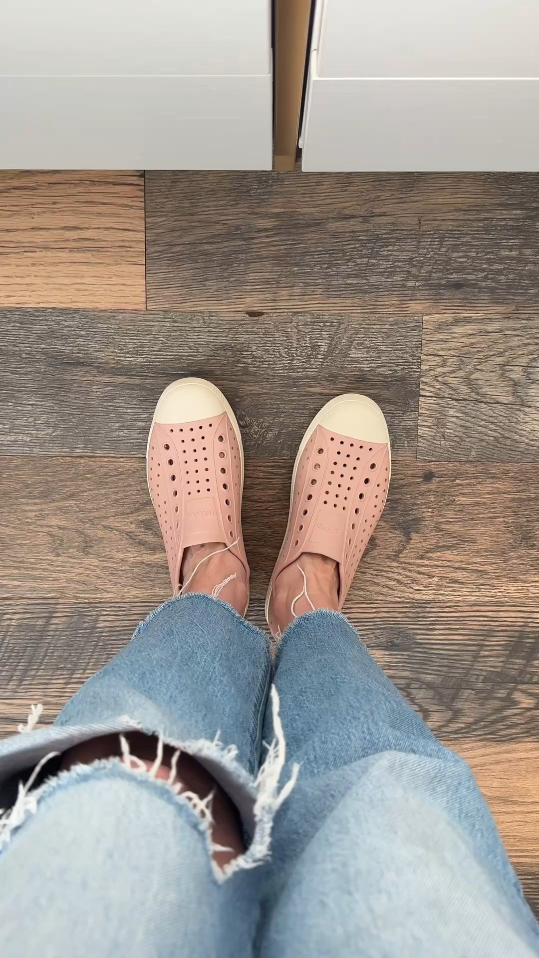 The grown-up version of the shoes I lived in as a 90s kid 🥹
Lightweight, easy to slip on, and perfect for spring + travel days.

