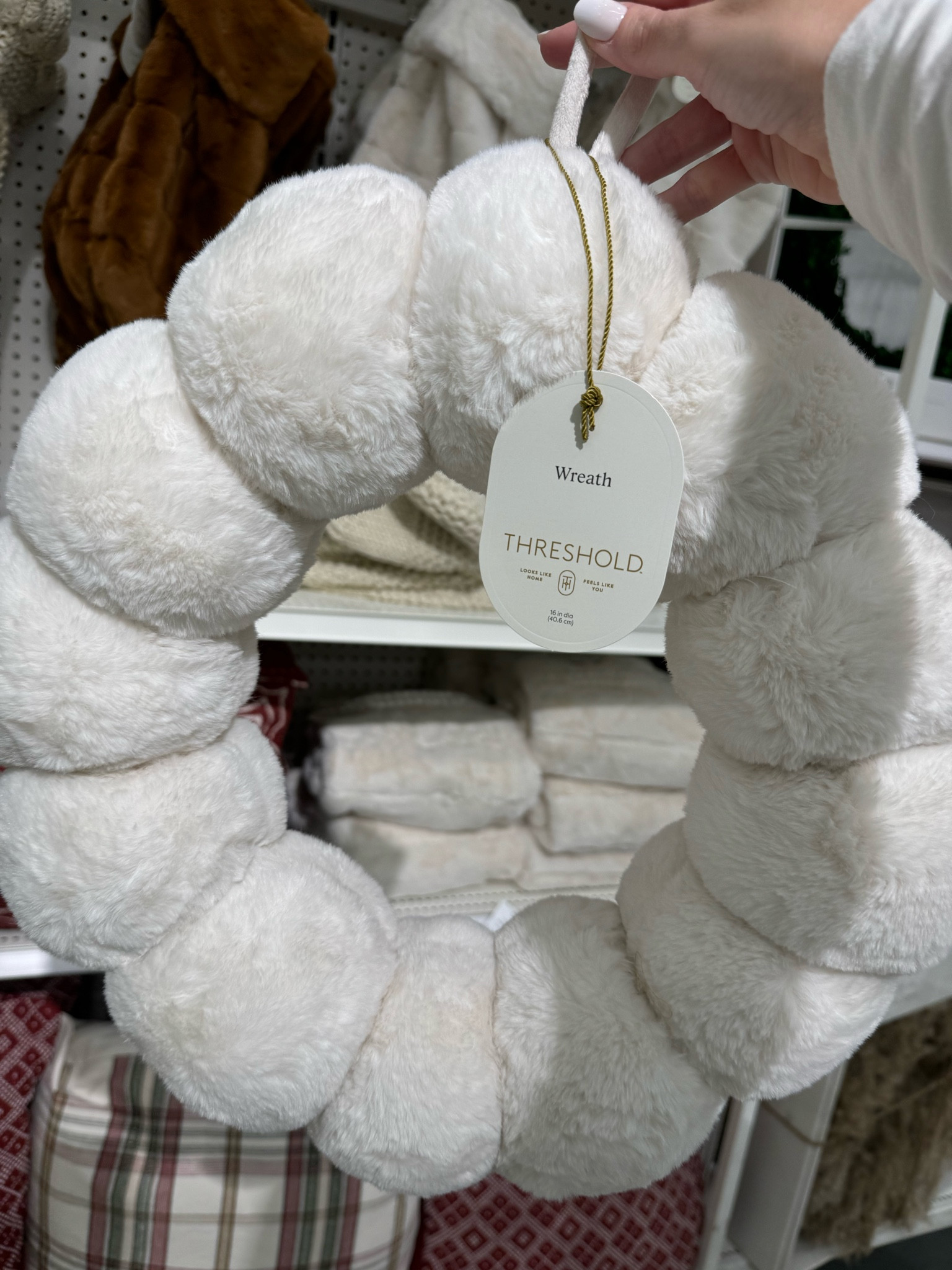 Fluffiest Christmas wreath 🤍🌲

#LTKHome #LTKHoliday #LTKStyleTip