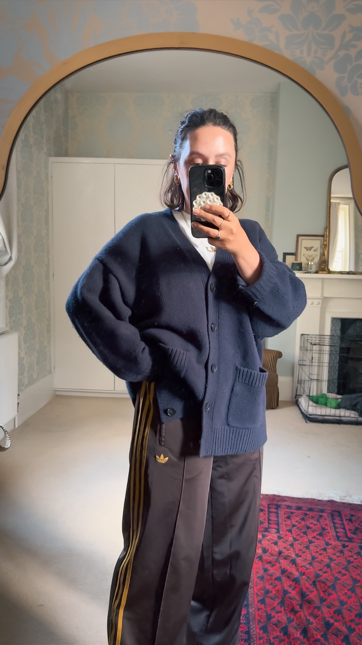 Autumn incoming 🍁

Midsize over 40 outfit idea 

Adidas wide firebird track pants 
COS cashmere cardigan 

#LTKuk #LTKmidsize #LTKautumn