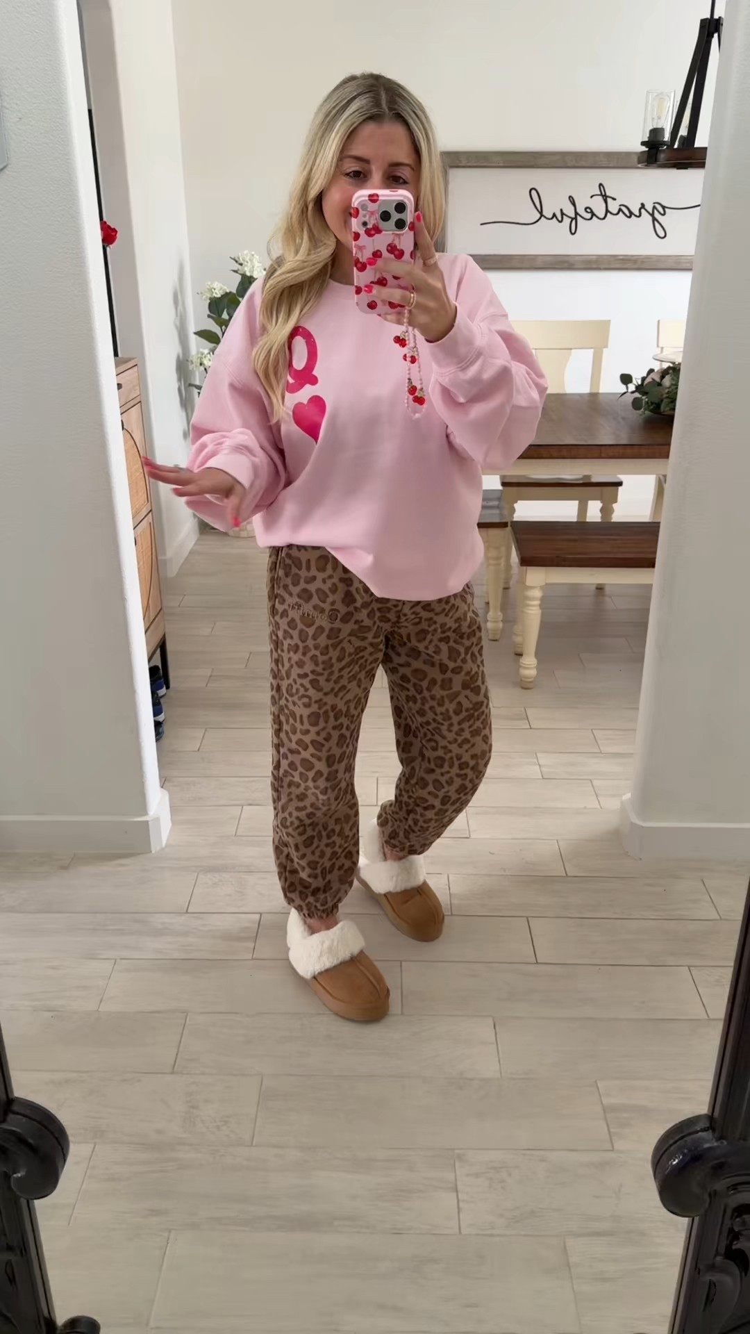 Queen of hearts sweater
Size large
Leopard sweatpants kids xl