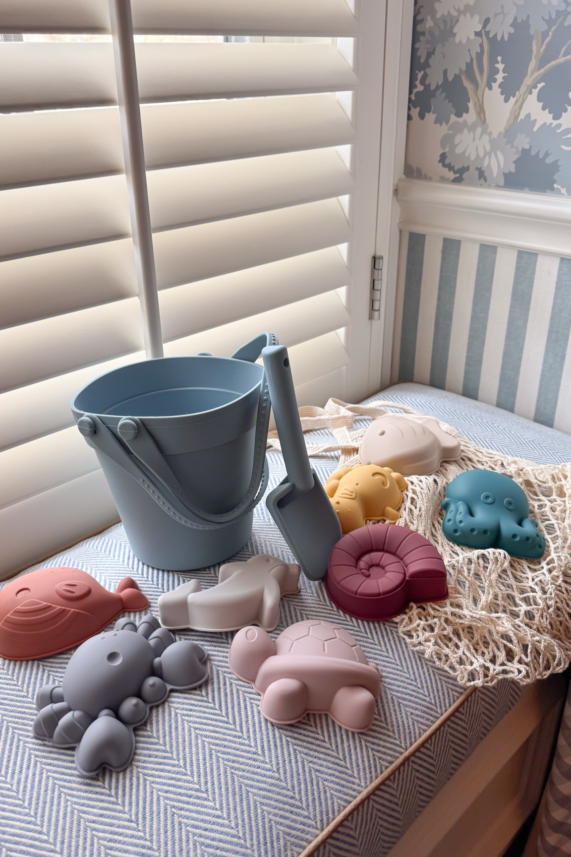 Darling sand molds, shovel, and bucket for Spring Break 🦀 Comes with net bag for carrying! 