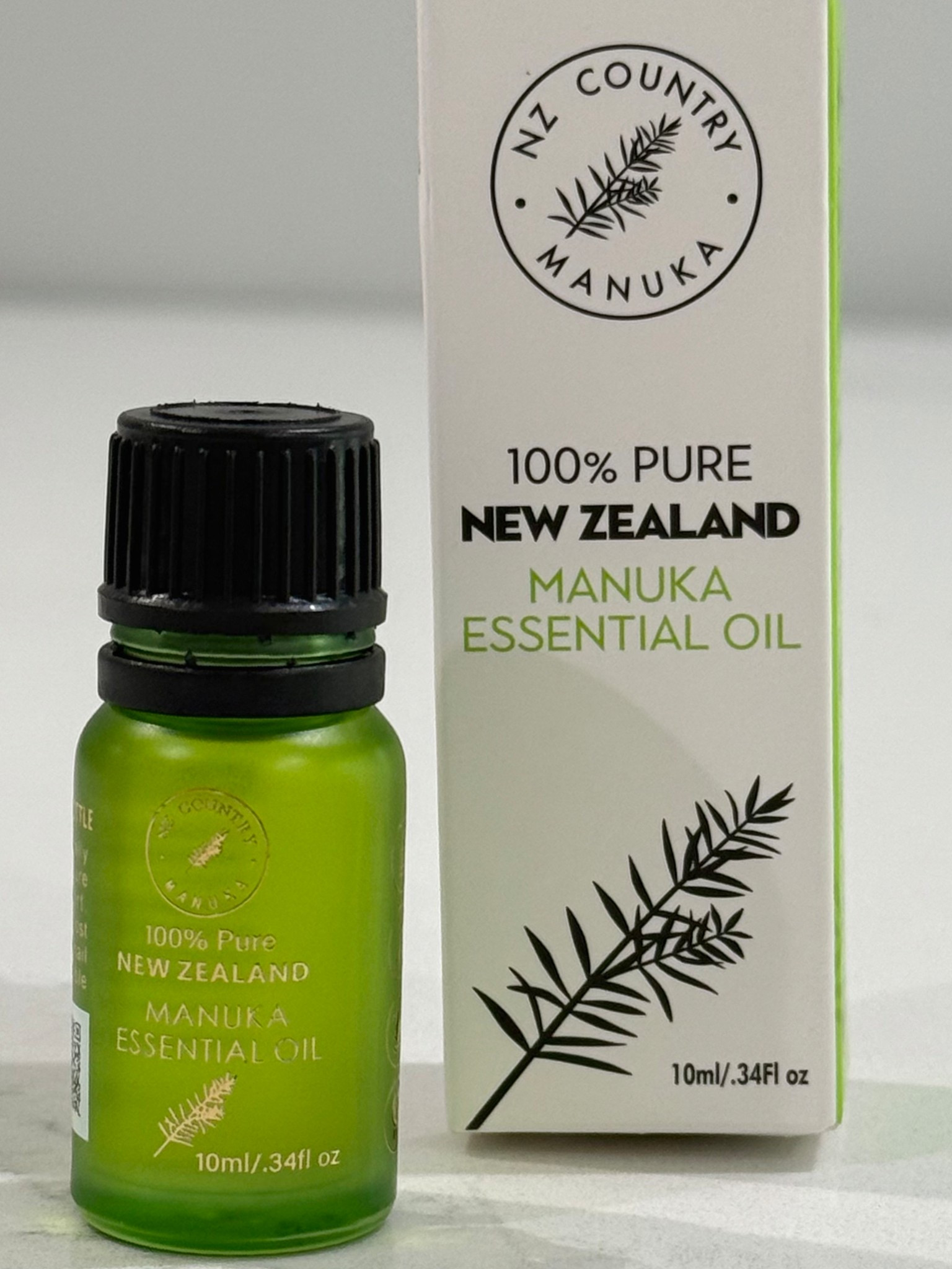 Best oils for scars and stretch marks💛 
Dilute with carrier oil (almond, jojoba, coconut 🥥) 