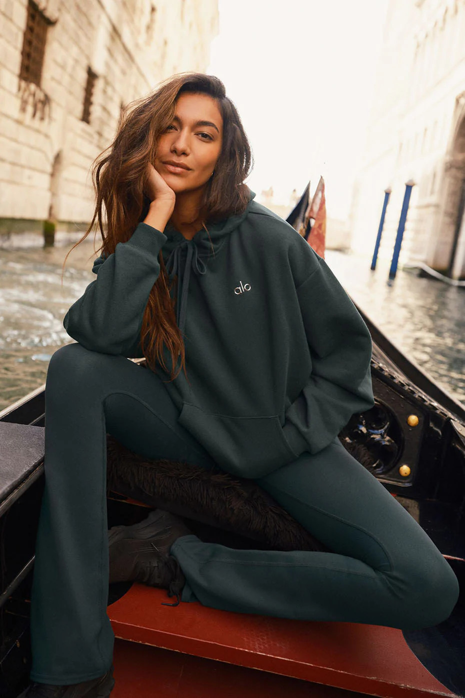 Accolade Hoodie | Alo Yoga (US)