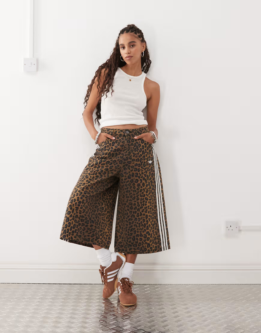 adidas Originals – Jeans-Jorts mit Leopardenmuster-Bunt | ASOS (Global)