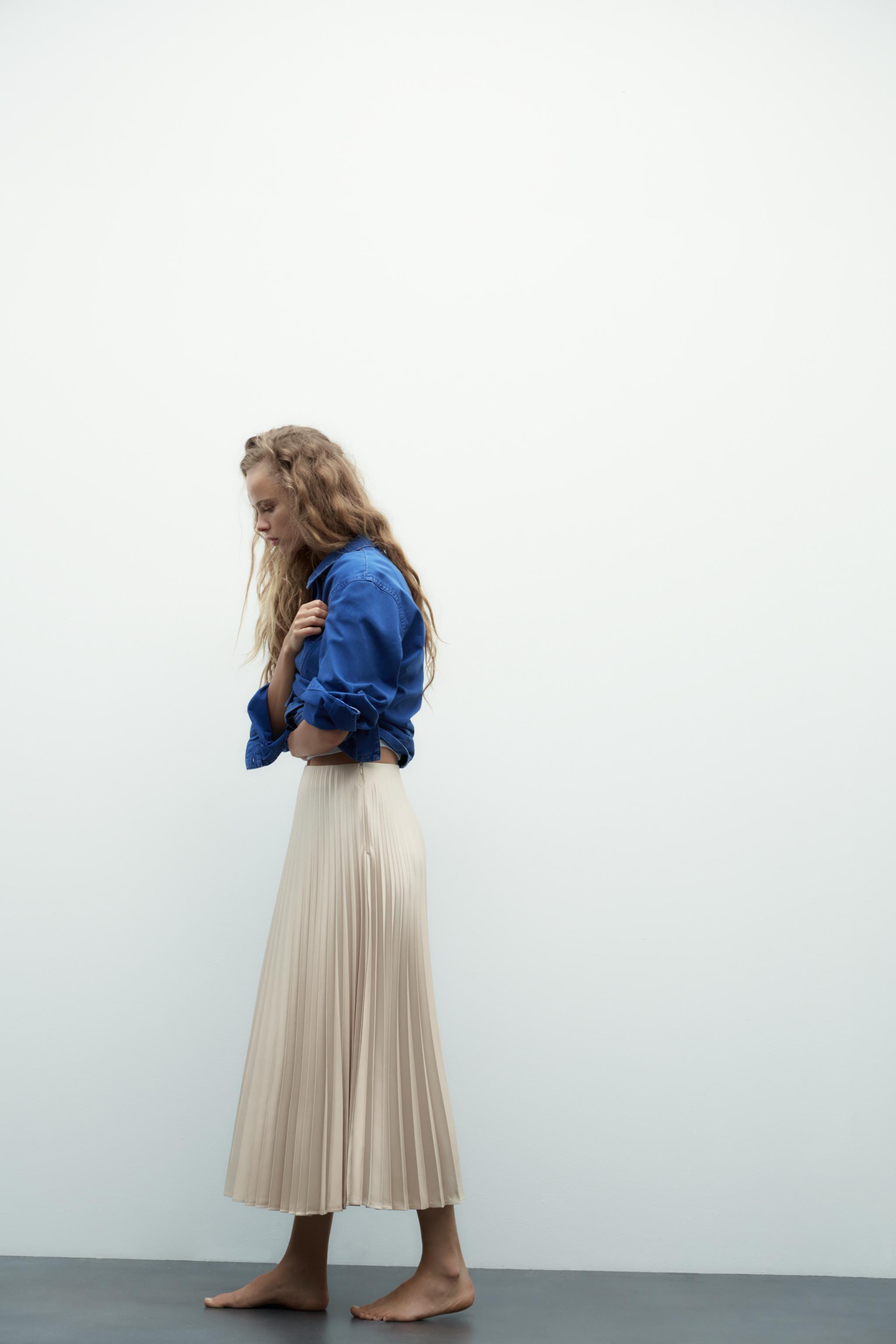 Mid-waist midi skirt in pleated satin fabric. Concealed zip fastening. | Zara UK