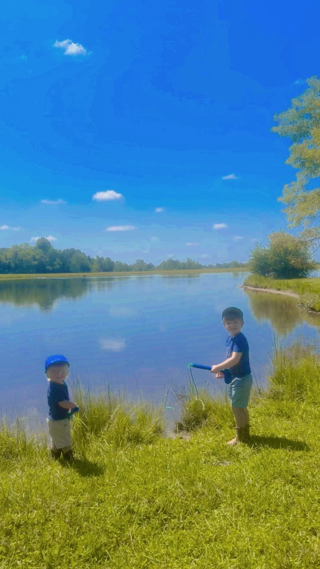 And went on a “hike” 🥾 down our driveway to the pond/lake 🦆🌾 to go “ catch some fish” 🎣 - look at my tiny cutie whittle fisherman hehehe!!! 🐟