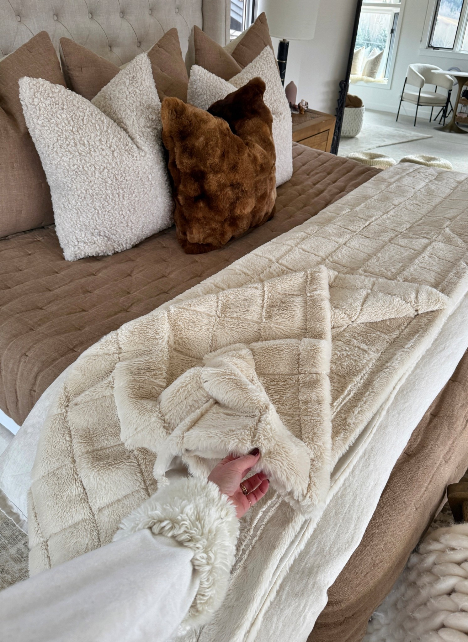 The best faux fur bed blanket for winter and it’s on sale!!

Home decor
Bedroom
Bedding 

#LTKSeasonal #LTKHome