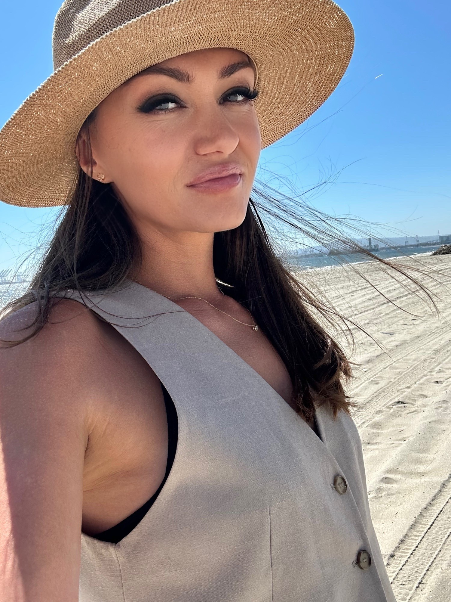 Effortless summer layers by the ocean 🌾
Neutral tones, clean lines, and pieces I keep reaching for — easy, breathable, and timeless. Perfect for warm days, coastal walks, and everyday wear.
#LTK
#LTKcreator
#LTKfavorites
#LTKfinds
#LTKcommunity
#modernlifestyle
#everydaystyle
#selfcareritual
#wellnesslifestyle


#LTKGiftGuide #LTKBeauty #LTKSeasonal