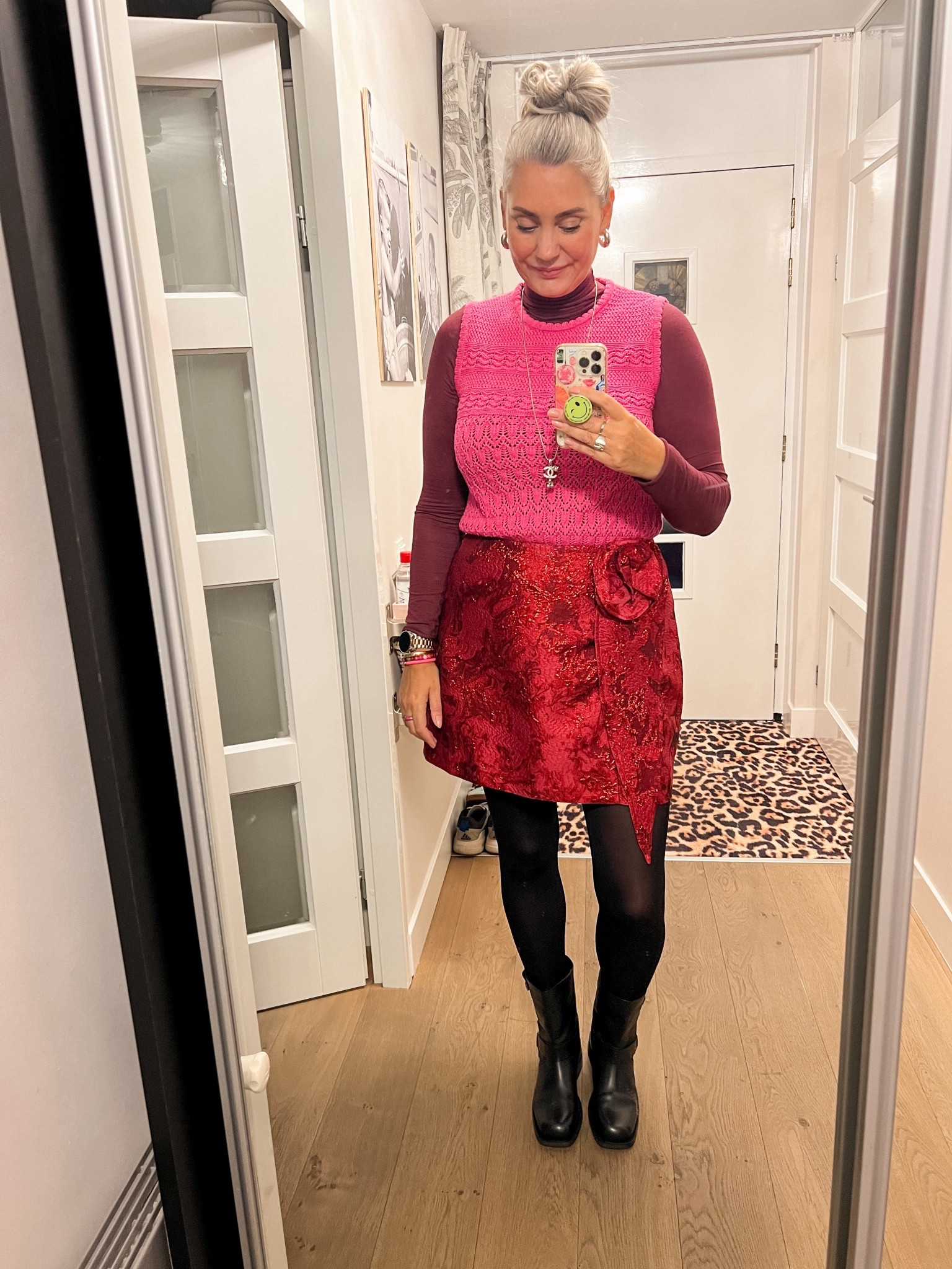 OOTD - Woensdag. Lichtgewicht bordeauxrode longsleeve met cashmere (XL), fuchsia roze spencer (L), rood/roze rokje (Most Wanted, xxl), panty (Snag tights) en biker boots van Phenumb via Molly & My (code Lous10)



#LTKworkwear #LTKeurope #LTKnederlands