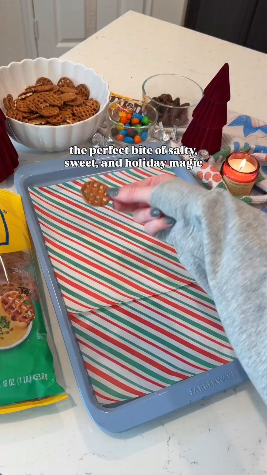 This little bite tastes like Christmas cheer and zero effort - top a small @rold.gold pretzel with a @hersheys kiss and bake on 350° for 2-4 minutes! You want to slightly melt your kiss but not too much!!! Lastly, top with an @mmschocolate - I did peanut but traditional chocolate would work, too! 

Holiday treats / DIY salty and sweet desserts & treats / Christmas snacks