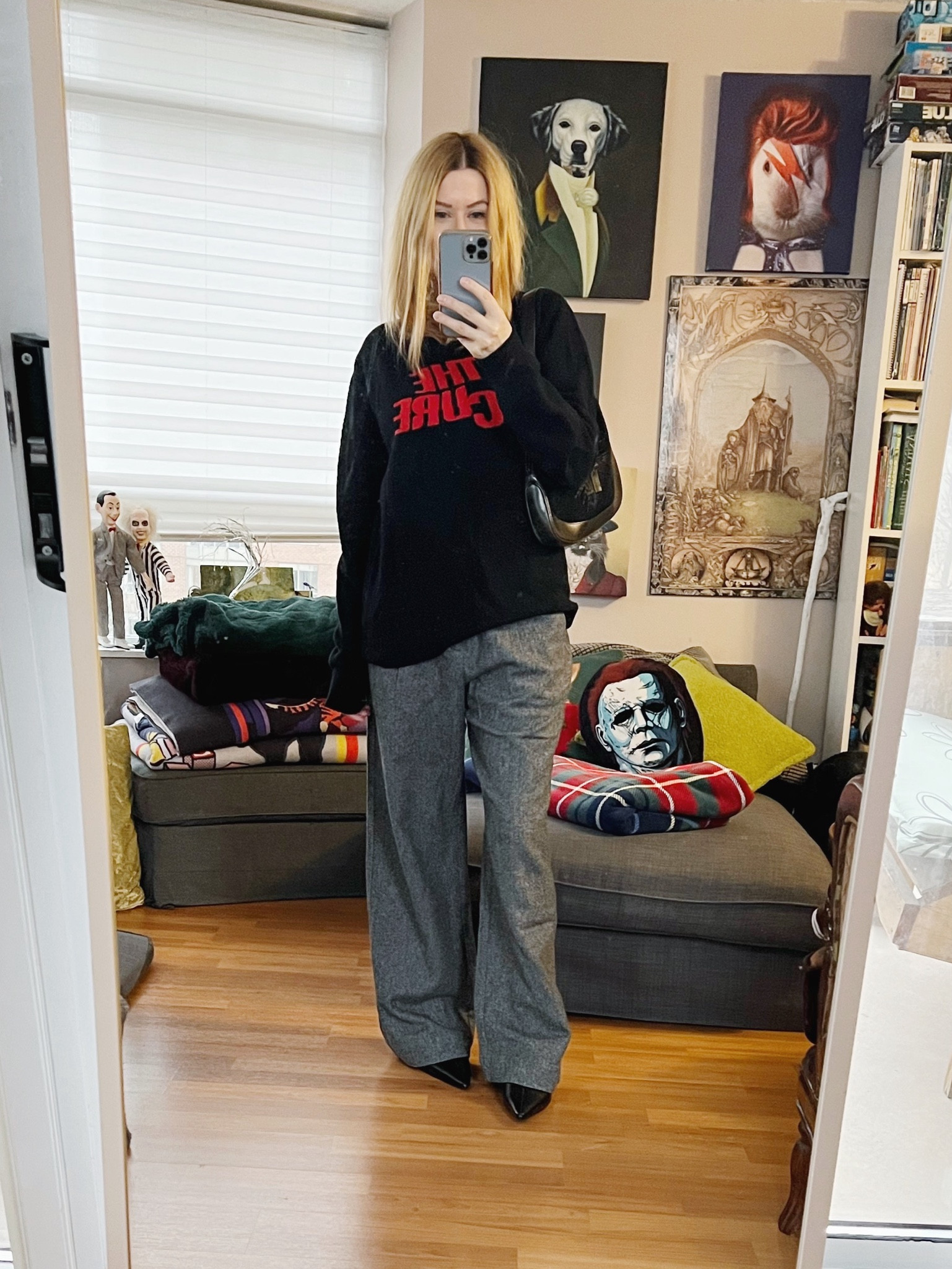 I’m trying to embrace the overcast days that makes lighting atrocious. On a positive note the Everlane trousers that I bought on sale arrived and they are great.
Handbag and coat (second photo) are vintage. This sweater was my Christmas present last year from Hades Wool. Shop small. I’ve been trying to hunt down their Smiths, and Sonic Youth versions from years ago. No luck 😬 
•
.  #falllook  #torontostylist #StyleOver40  #secondhandFind #vintagegucci #fashionstylist #slowfashion #FashionOver40  #MumStyle #genX #genXStyle #shopSecondhand #genXInfluencer #genXblogger #secondhandDesigner #Over40Style #40PlusStyle #Stylish40

#LTKHoliday #LTKover40 #LTKstyletip