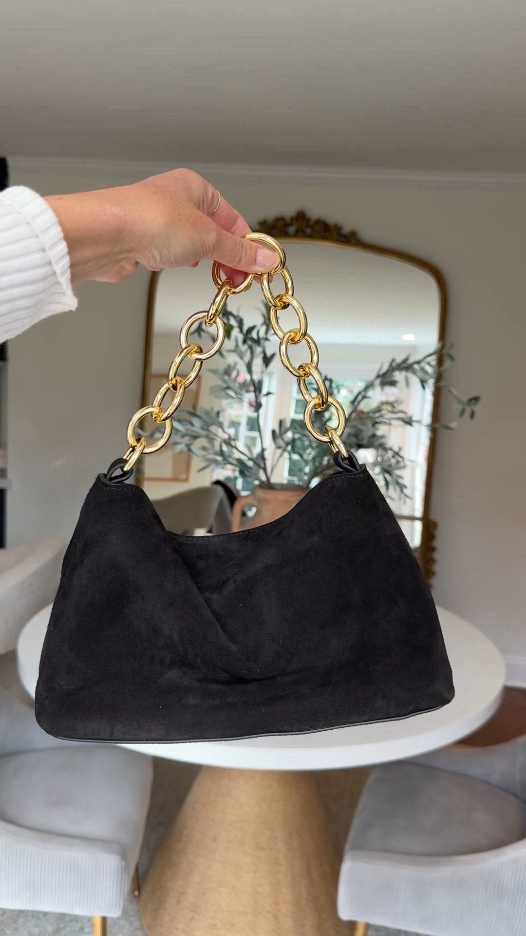 Small chain link shoulder bag perfect for the holidays or a night out. Comes in a few colors 