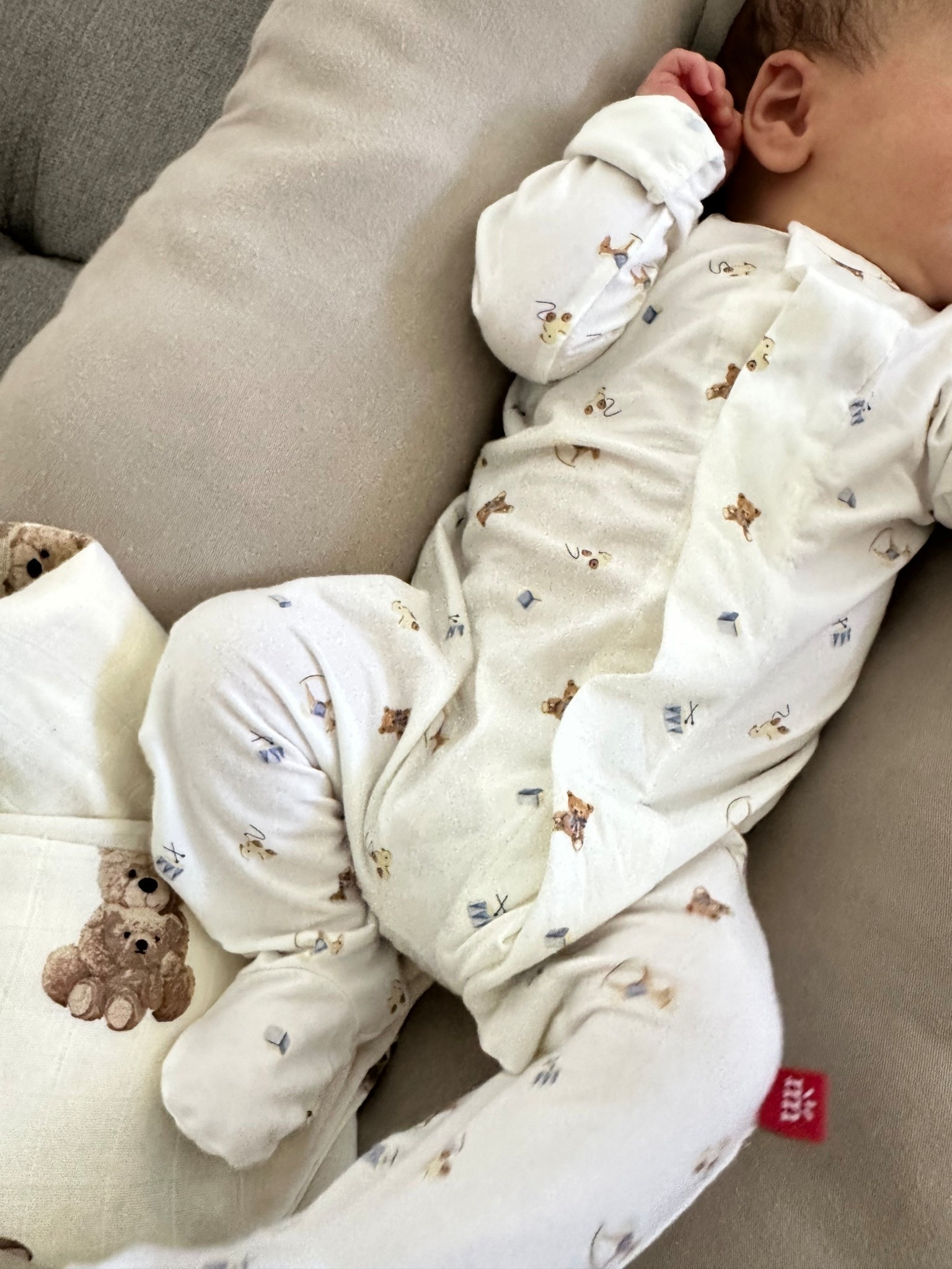 obsessed w/ these pjs 🧸🥁 sooo soft & magnetic. makes diaper changes super easy too



#LTKKids #LTKBump #LTKBaby