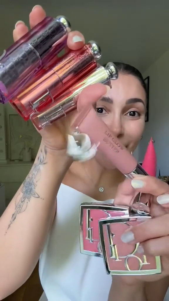 Dior Backstage se refait une beauté !
Nouvelle formule, nouveaux packagings ! Je swatch tout y compris les nouveautés ! On a les Dior Backstage Rosy Glow Stick, les Dior Addict Lip Glow Butter et les Dior Backstage Rosy Glow qui réagissent au PH de la peau !
@Diorbeauty

#makeup #DIORMAKEUP #DIORBACKSTAGE

#LTKfrance #LTKbeauty #LTKeurope