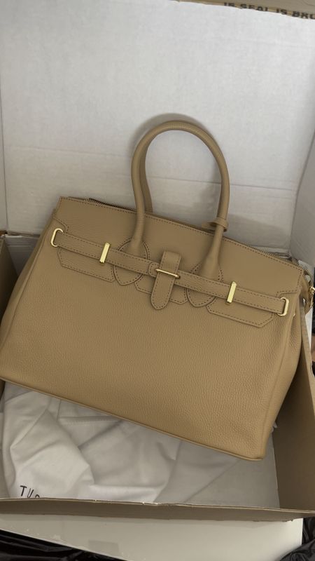 Italian leather handbag from Amazon. Great quality leather handbag. Got mine in this beige color for fall.

Amazon handbags
Handbags
Handbag
Bag
Bags
Birkin inspired bag
Hermes inspired bag
Beige handbags
Tan handbags
Fall handbags
Leather handbags
Leather handbag
Leather bags
Satchels
Leather satchels 
Beige satchel

#amazonfinds #amazonpicks #amazonfashionfinds  #amazonshopping #founditonamazon #amazoninspo  #budgetfriendly #trendy #trending #homeinspo #amazon   #lifestyle #amazonprime #amazonideas #amazongems #findsandfaves #findsandfavorites #LtKFind

#LTKitbag #LTKstyletip #LTKxPrimeDay