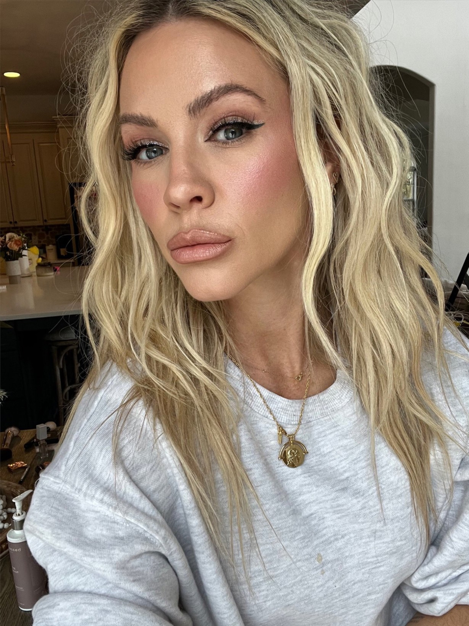 Glitter and roses #sephora #sephorasale #glam #makeup 
Powder shade 1
Foundation 032
Blush: shade 10
Bronzer: bronze dawn 
Undereye: satin blanc 
Softsculpt overall powder: light 
Glitter Stila: shade ocean 
Lip liner: do whatever 

#LTKbeauty #LTKBeautySale #LTKsalealert