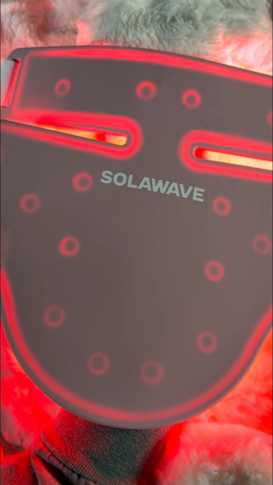 Your face isn’t the only thing aging… your hands give you away 👀
Here’s my lazy-girl hack for younger-looking hands: I use my red light chest mask on them! 🙌
Serum on → mask on → let it glow-up ✨
No extra device, no extra money. Win. Win. 😉

#LTKgrwm #LTKmorningroutine #LTKselfcare