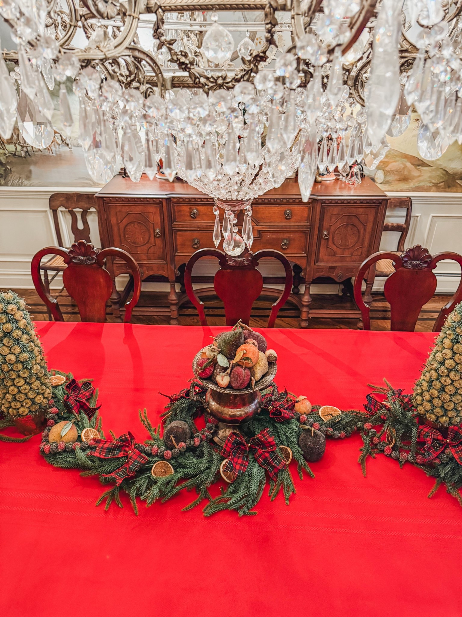 Vintage Dining Room holiday decor 

#diningroom #christmas #vintageholidaydecor

#LTKHome #LTKSeasonal #LTKHoliday