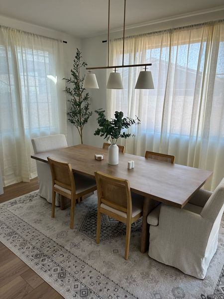Dining room furniture and decor 
