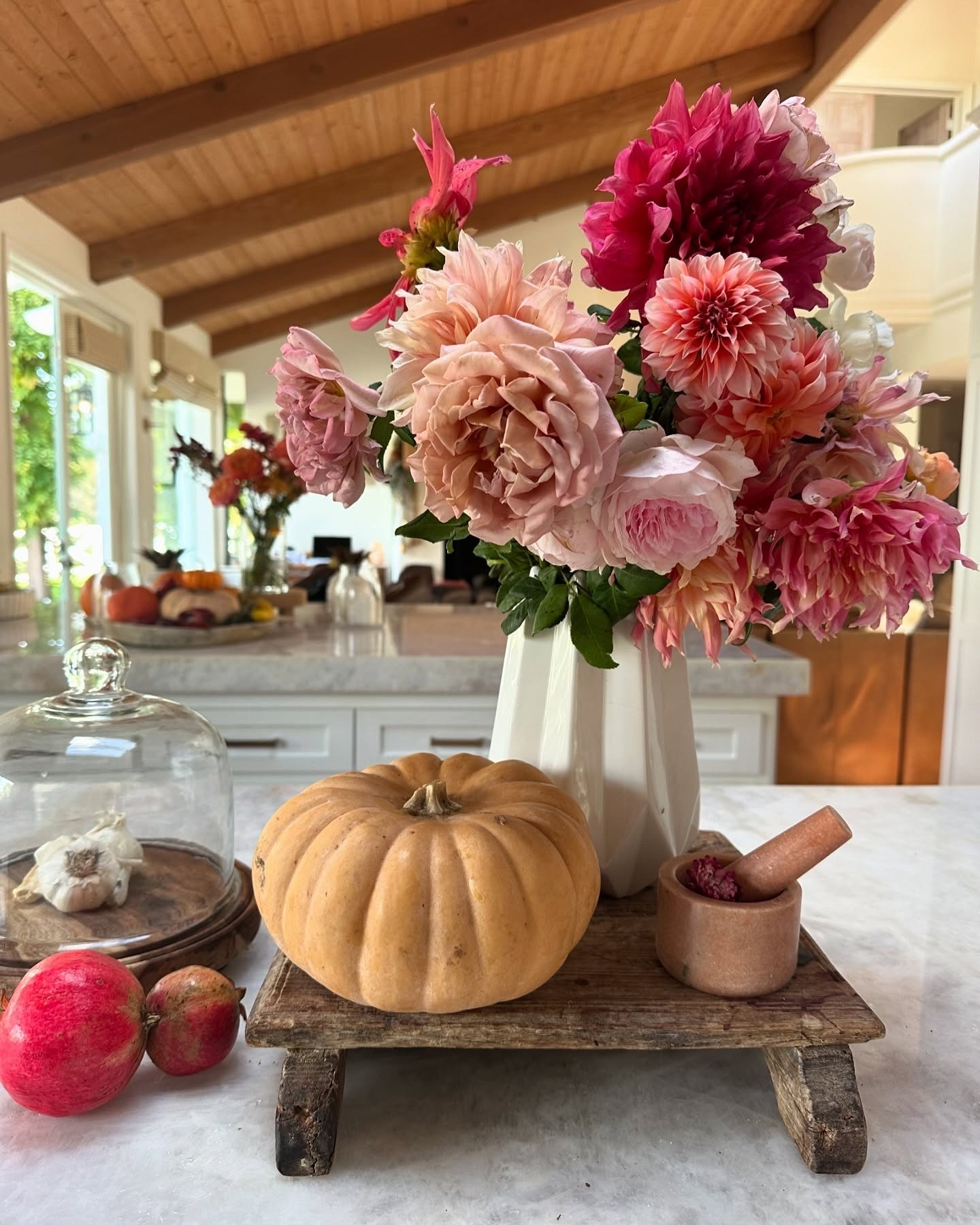 Fall Decor! 🍂

This absolutely gorgeous faux fall bouquet and faux pumpkin are pretty nature inspired fal decor. 🍁
#fallfauxflowers #thanksgivingdecorations #candles #falldecorations #fauxflowers