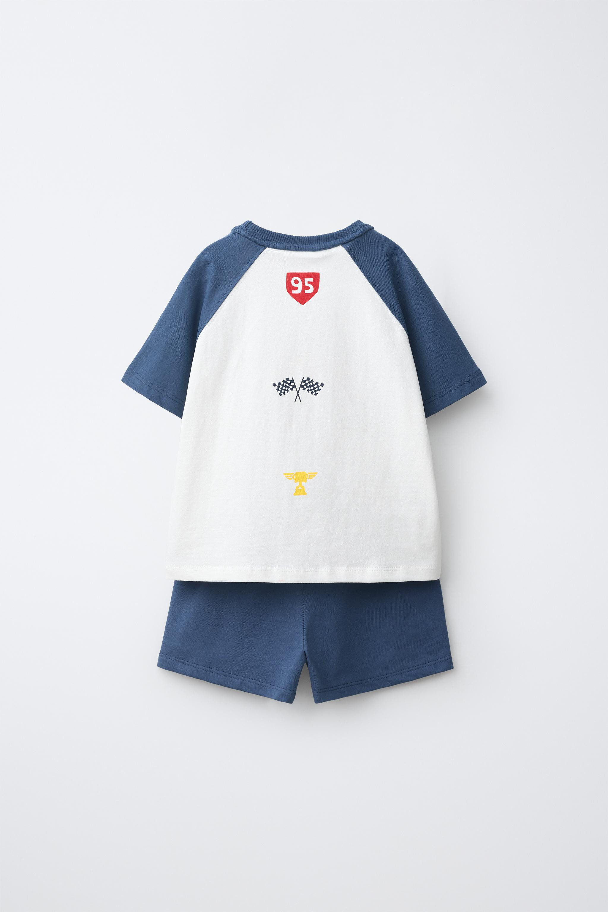 Two-piece set. T-shirt with a round neck and short raglan sleeves. Shorts with an elastic waistba... | Zara US