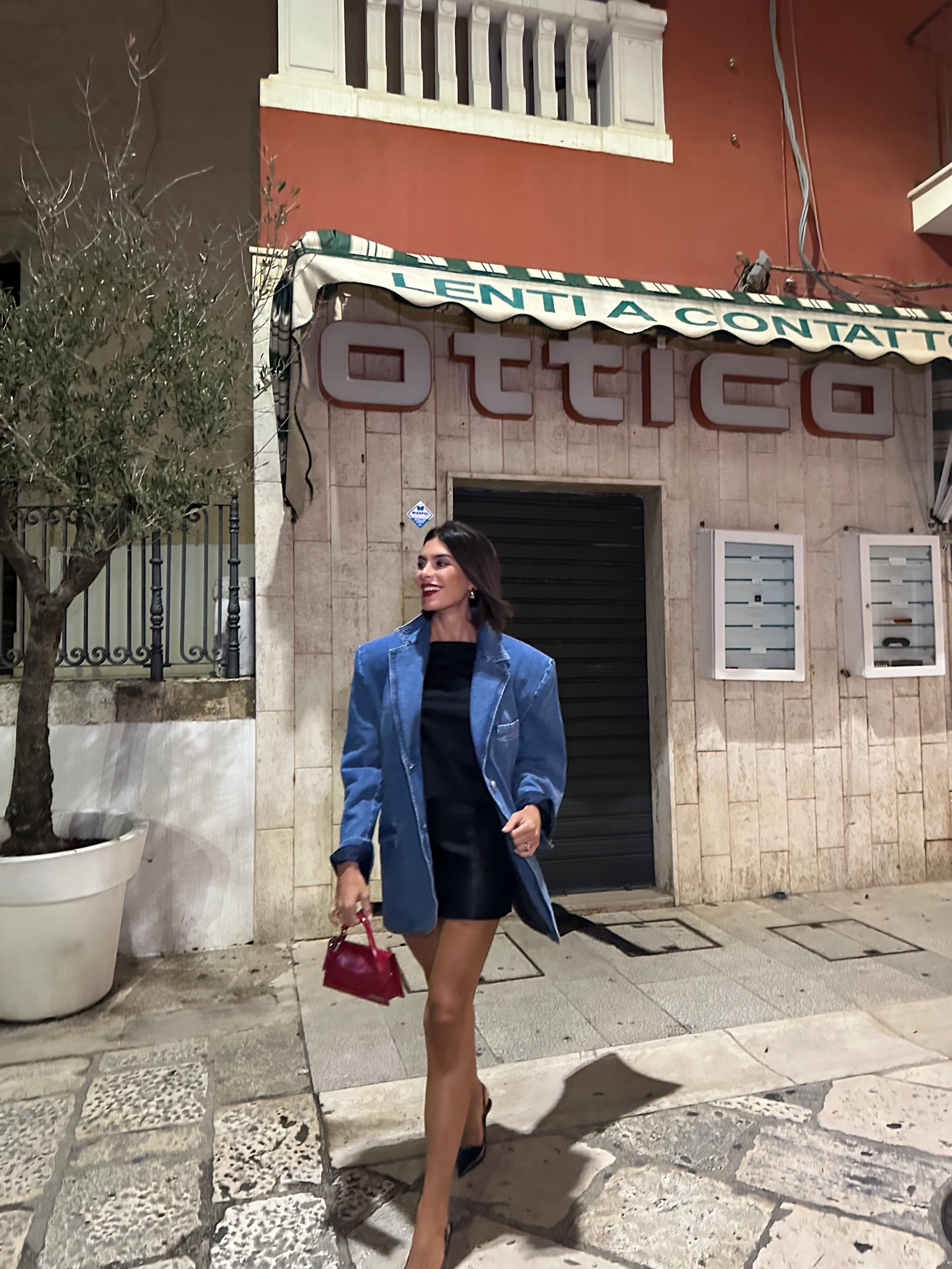Outfit inspiration, dinner outfit, autumn outfit, designer, Denim blazer Magda Butrym, Jacquemus, Borsa a spalla Le Chiquito Long in vernice rossa, Prada pumps slingback in vernice con logo, Bottega Veneta orecchino a goccia, Mytheresa, minigonna in raso di seta con strascico, top Jennifer in Maglia a coste, Nili Lotan, Prada, Italia. 

#LTKeurope #LTKSeasonal #LTKstyletip