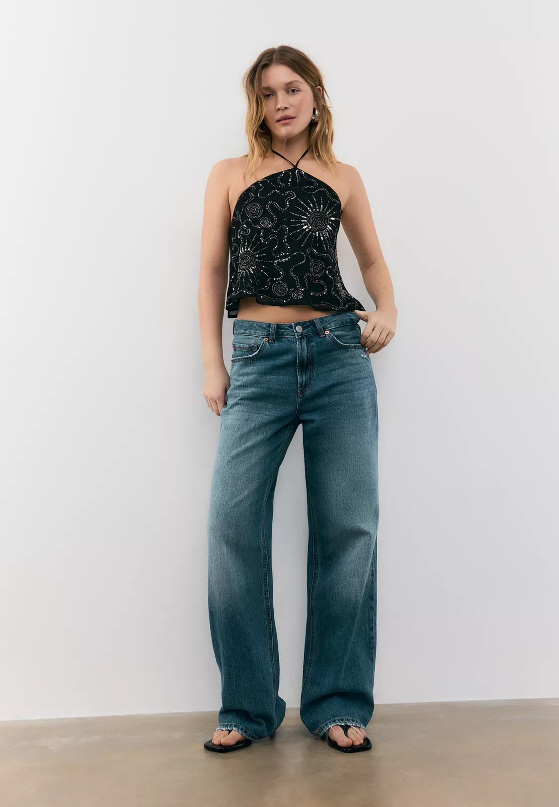 Neckholder-Top mit Stickereien - Mode f\u00fcr Damen | Stradivarius Deutschland | Stradivarius DE