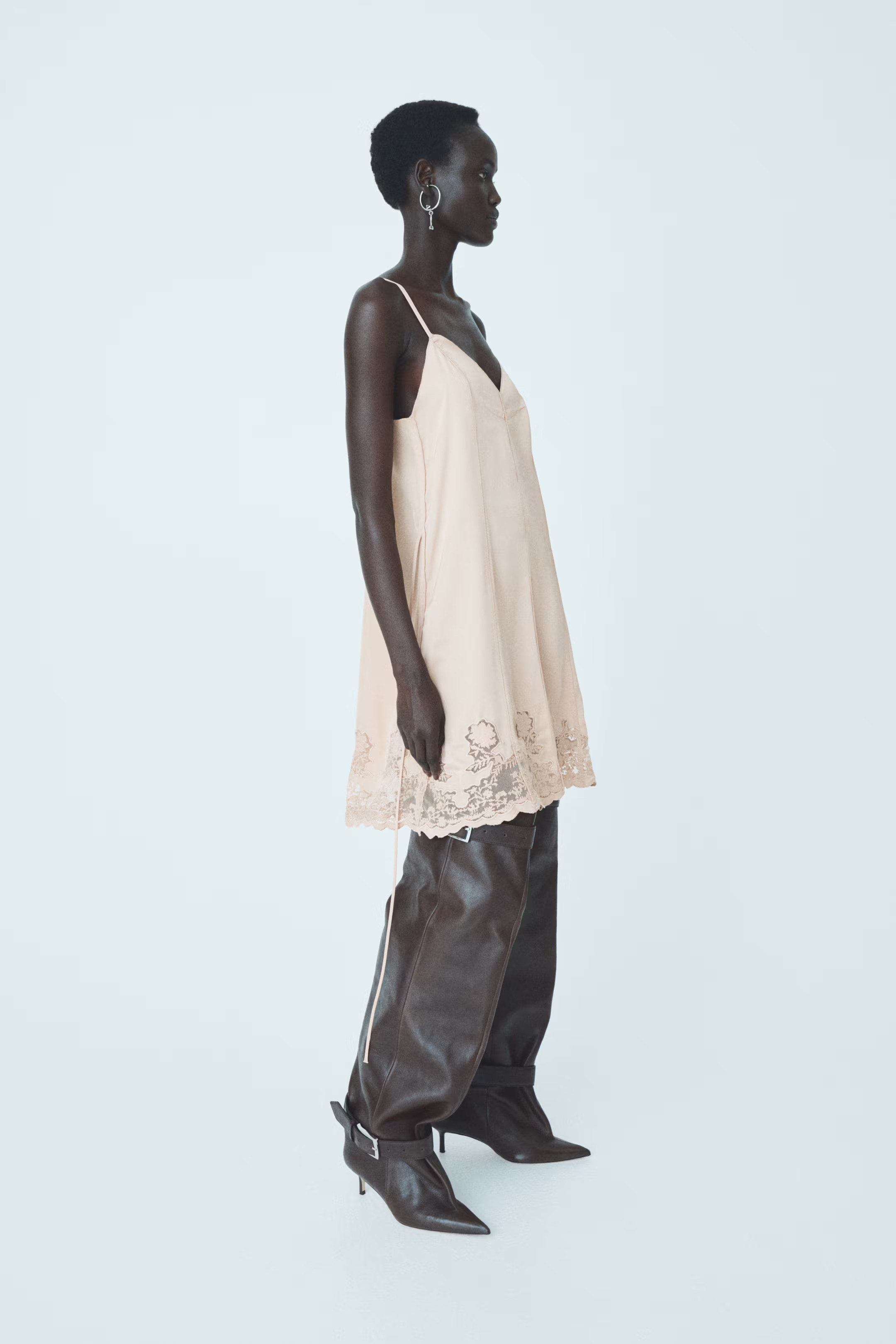 Satinkleid mit Spitzenborte | H&M (DE, AT, CH, NL, FI)