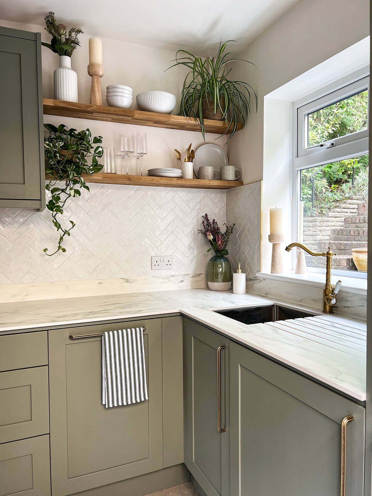 Kitchen shelves and home accessories including plates, bowls, tea towel and green vase 

#LTKGift (“Entry”)



#LTKGiftGuide #LTKhome #LTKeurope