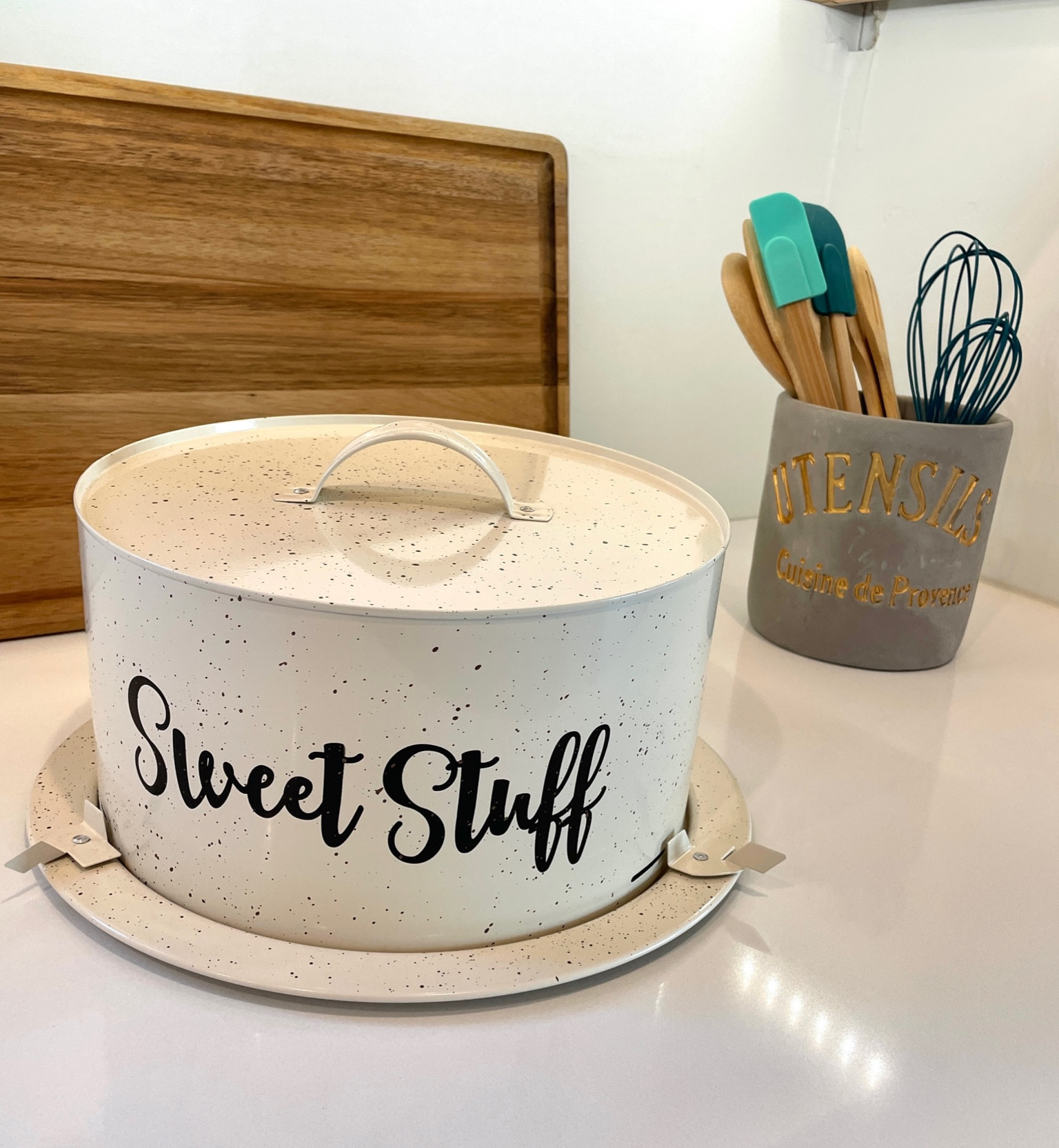 #kitchen #teal #tealutensils #woodcuttingboard #metalcakecarrier #grayutensilsjar #woodenutensils #kitchendecor #classicdecor #rustichome #shabbychic #countryhome

#LTKFind #LTKhome #LTKfamily