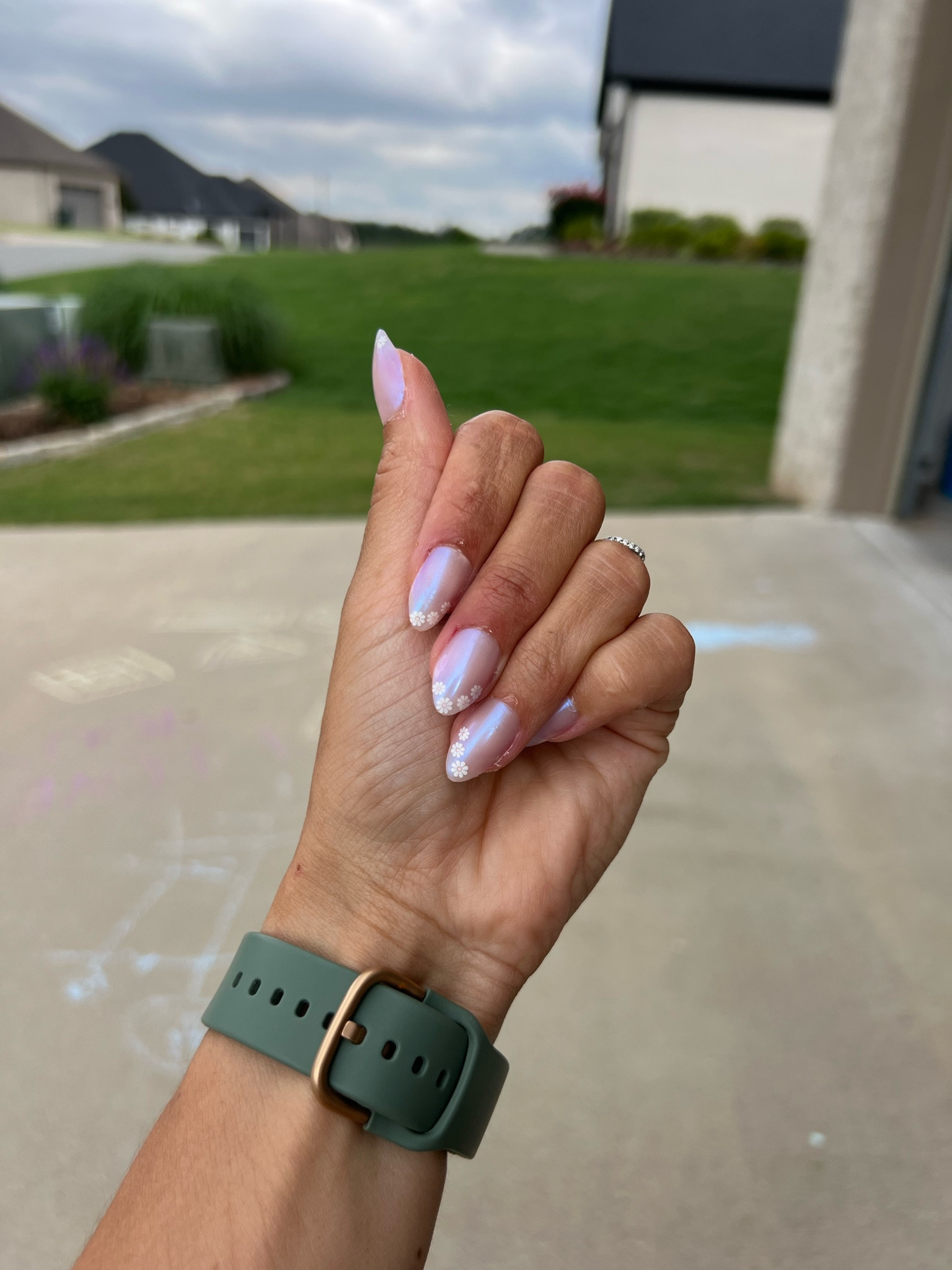 $10 spring mani 🫶🏽 🌸 
Press on nails home manicure mom nails flower nails 

#LTKBeauty