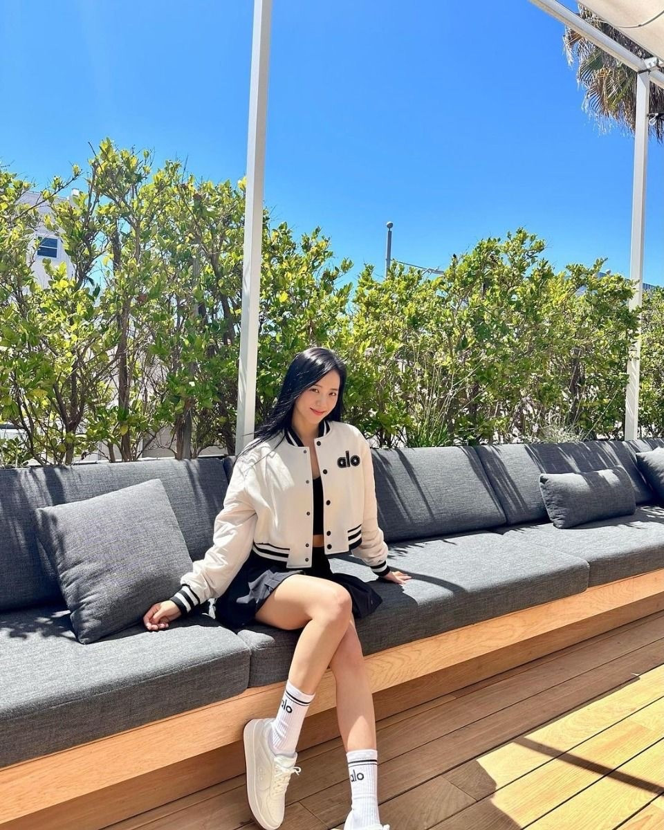 ☀️ sun’s out, varsity vibes on 🎓

K-pop sweetheart Jisoo is giving us major inspo in this Alo varsity jacket —
cozy but crisp, classic but sporty.
and the best part? it works with leggings or a pleated skirt like hers.

perfect for throwing on after pilates, brunch, or just looking cute on your coffee run🖤

💬 P.S. it’s a limited piece — grab it while it’s still in stock!

#JisooStyle #KfashionFinds #AloYoga #VarsityJacket #KpopStyle #LTKfashion #SeoulItGirl #EffortlessCool #KstyleTrend #LTKlinkinbio


#LTKsummer #LTKasia #LTKkorea