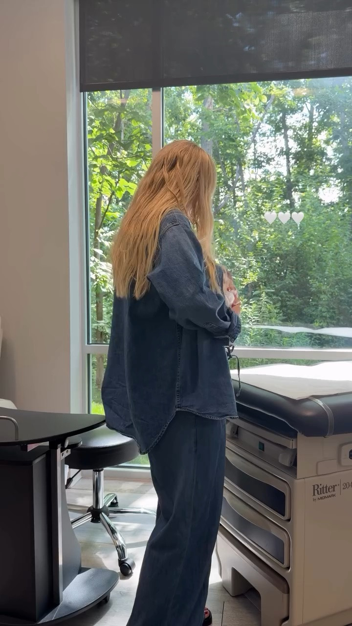 SIZE: med in top (normal size - I go up for an oversized look), 5yrs kiss n tell.  med in pants (sized up for pregnancy & postpartum), shoes run tts (linked similar). #kathleenpost

Postpartum outfit, casual chic outfit

#LTKootd #LTKmomlife