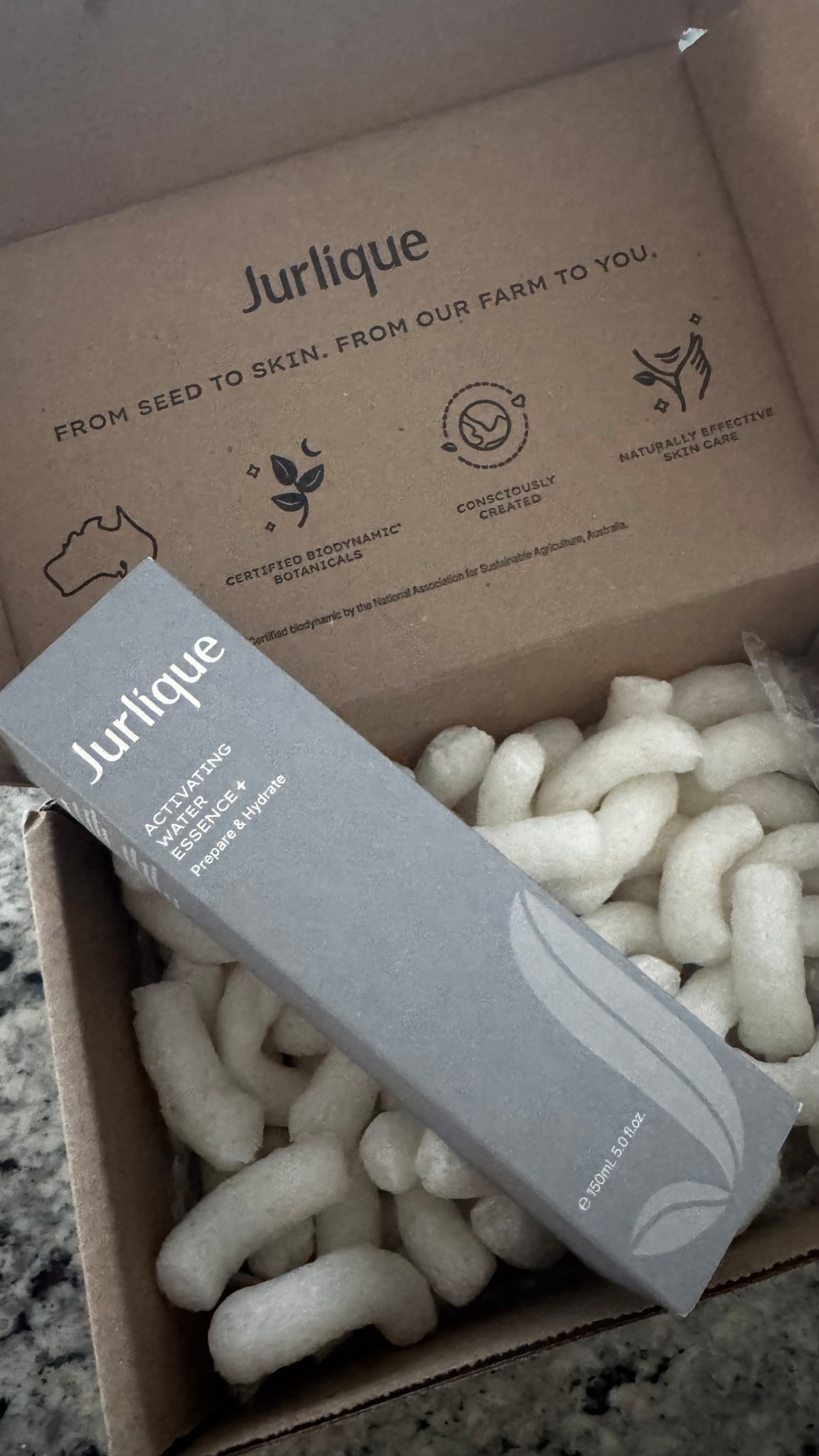 ● 98% natural origin ingredients*
● Formulated with two types of Marshmallow Root extract from our Jurlique Farm
● Infused with our exclusive farm-grown Radiance Blend
● Gentle, herbal scent that harmonizes the senses
#antiaging

#LTKBeauty #LTKselfcare