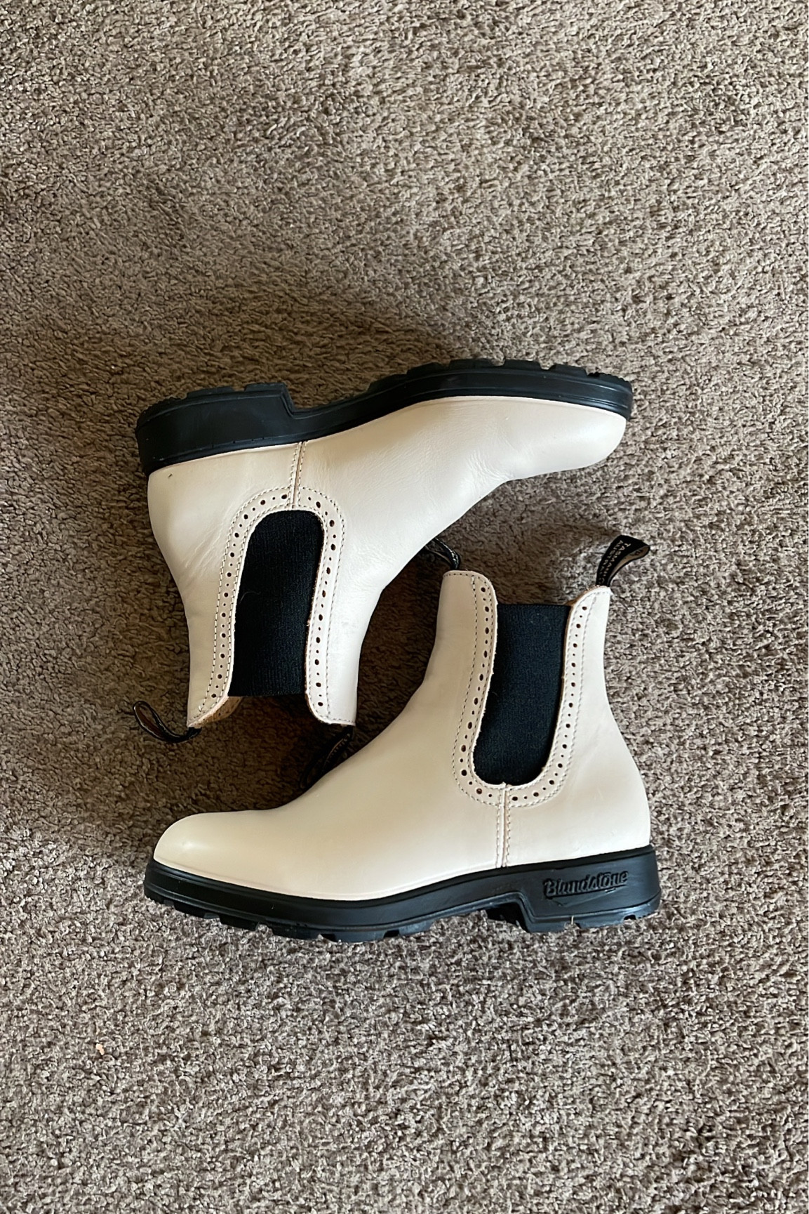 Bought some blind stones I found on sale at Nordstrom and I am in loveeeeee!
I have wanted a pair for so long and it felt like fate when I found them in my size haha loving these for Colorado winter! 