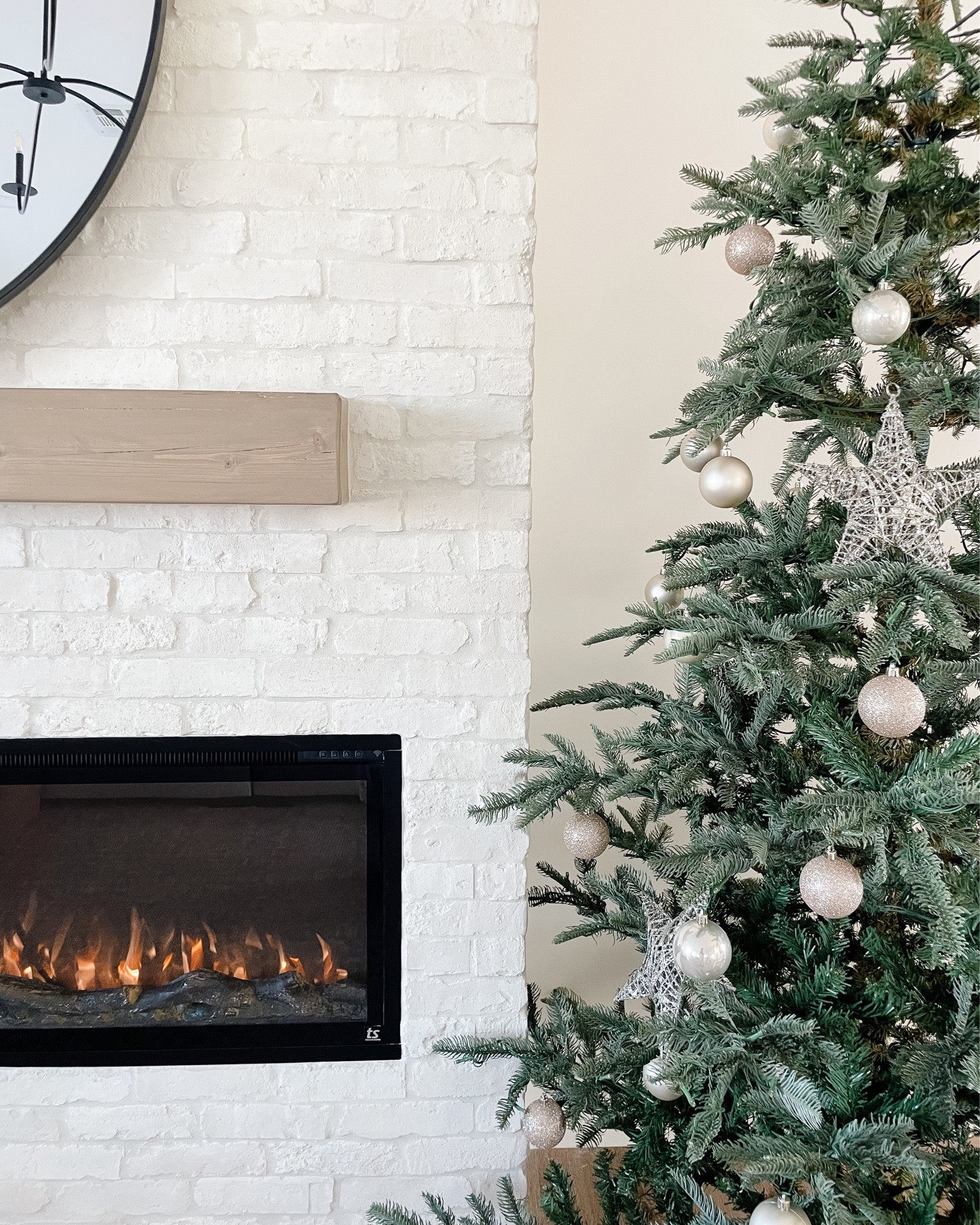 Living room Christmas tree.


#LTKhome #LTKHoliday #LTKSeasonal