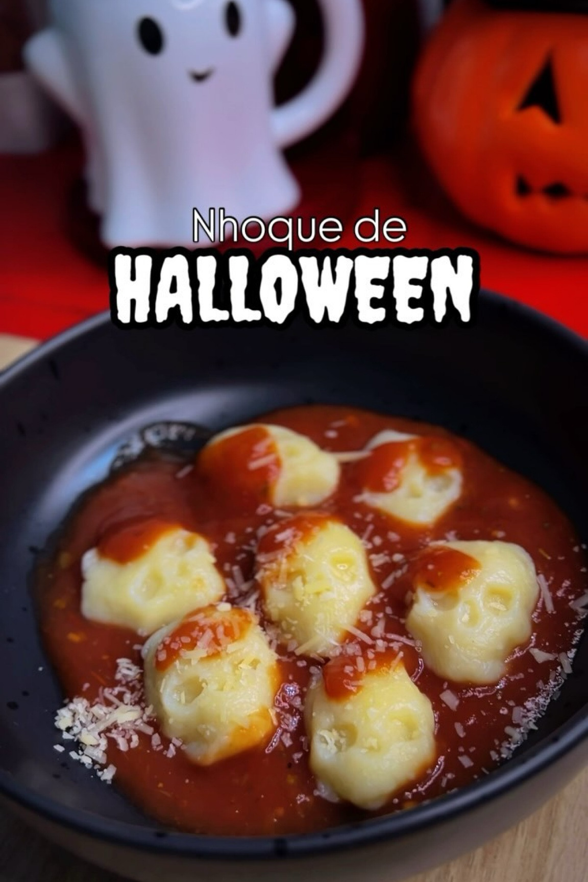 💀 Receita e quantidades completas ⬇️
.
No vídeo uso a mesma receita mas fiz em quantidade menor ( para uma pessoa uso 2 batatas médias ) e adaptei a receita proporcionalmente. Aconselho seguir a receita completa para não dar erro e se sobrar muito congelar 😉
.
Ingredientes:
• 1kg de batata inglesa 
• Aproximadamente 300g farinha de trigo ( Coloco metade na cumbuca e a outra metade quando mexo na bancada) 
• 3 colheres de sopa de azeite (Usei manteiga no vídeo pois era o que tinha kkkk)
• Sal e pimenta a gosto
.
.
Preparo:
Cozinhar as batatas até ficarem macias.
Depois descasque-as e amasse com garfo, ou como preferir até ficar na textura de purê e adicione a manteiga e o sal (pode adicionar a pimenta aqui também).
Deixar na geladeira o purê até esfriar bem vai ajudar a chegar na textura certa ( Eu fui ansiosa - não seja que nem eu kkkk). Quando esfriar pode começar a adicionar a farinha aos poucos, coloco uma quantidade até sentir que não gruda mais na mão então coloco na bancada e termino de adicionar até dar o ponto de moldar ( Evita mexer muito e colocar muita farinha pois deixa ele pesado e indigesto).
Faço as cobrinhas e vou cortando os pedacinhos de nhoque com a faca e adicionado no meu molde de 💀 ( Fazer as cobrinhas te ajuda a deixar eles com o mesmo tamanho e grossura). Não precisa adicionar nada a forminha só colocar e apertar para pegar o formado, quando virar ele vai soltar.
Agora só colocar em água fervente, em uma panela grande e larga, com um pouco de sal. Coloque com cuidado e quando eles subirem quer dizer que estão cozidos.
Você pode colocar azeite em uma panela e dar uma tostada neles se preferir, eu queria o clássico então não fiz kkkk.
Adicione o molho da sua preferência e o queijo ralado e tá pronto! 

Ps: Caso você queira fazer mas não acerta no nhoque eu compraria ele caseiro pronto ( veja se na sua cidade tem quem faça e venda ele só a “massa”) e moldaria na forminha. Mas tem que ser o caseiro, os industrializados de mercado provavelmente não vão pegar a forma da forminha mas né você pode tentar se quiser também  kkkkk
.
.
#halloween #reelsinstagram #festadehalloween

#LTKhome #LTKbrasil