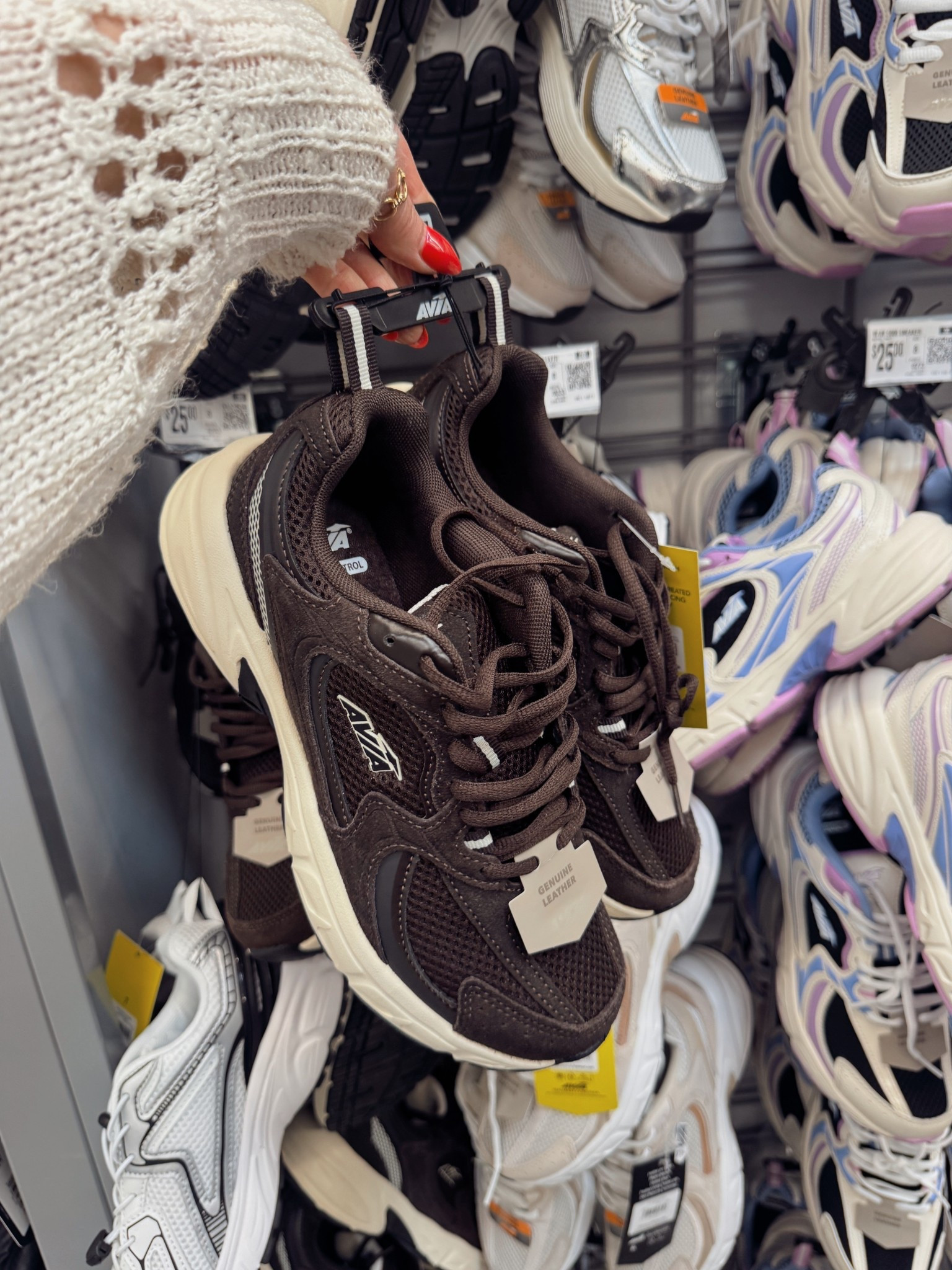 These Avia sneakers are soooo comfy!! 🔥 and the color way is *chefs kiss* I love the chocolate brown! 