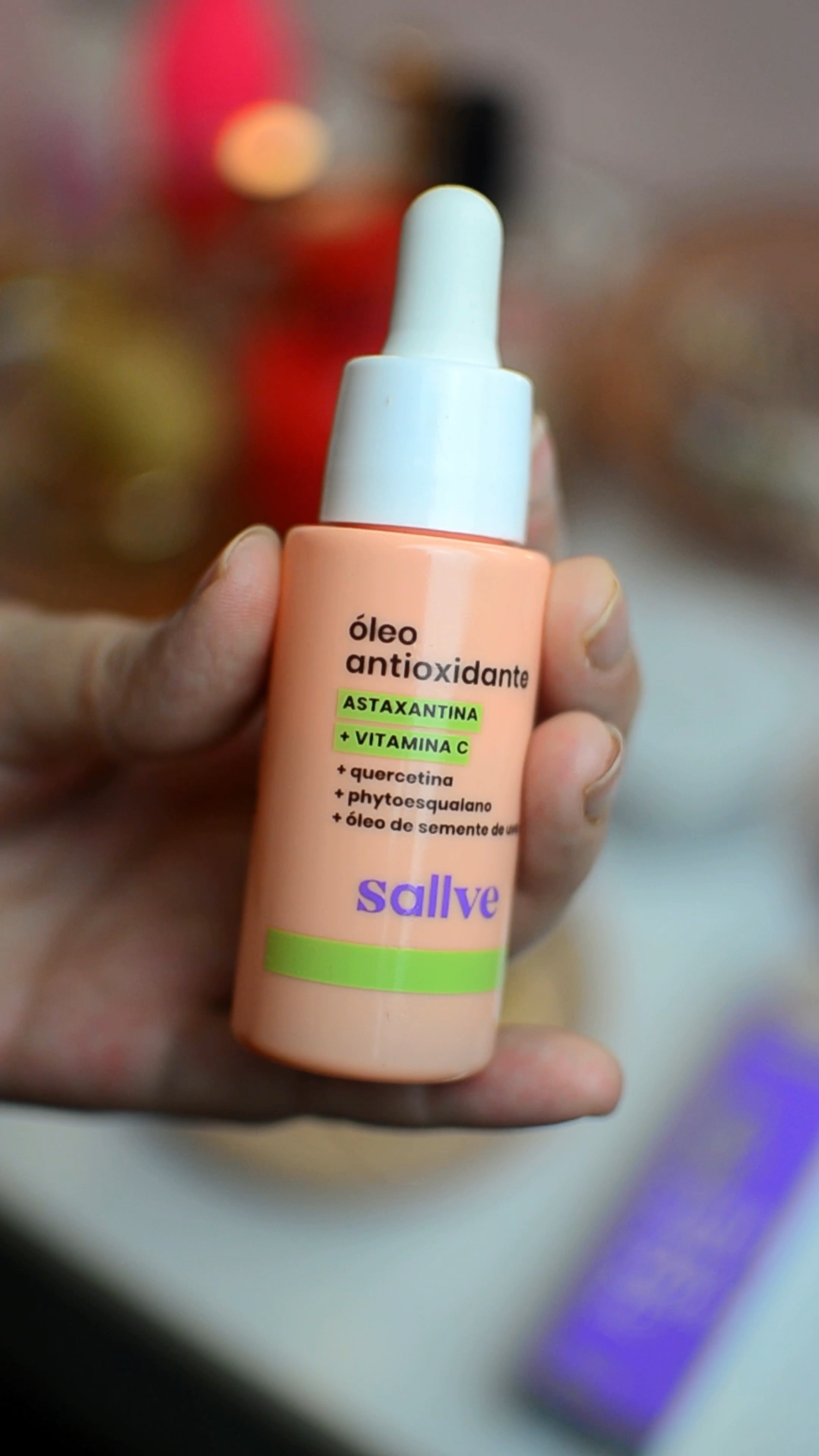 Ele virou um querido meu na hora de dormir, pois uma noite de sono com o Óleo Antioxidante da Sallve na pele é algo simplesmente renovador. Sua textura e sensorial é leve e fininha, e ele melhora drasticamente a firmeza, elasticidade, uniformiza o tom e textura da pele, além de reduzir e tratar os sinais do tempo, e melhorar muito a aparência de pele cansada e desidratada. 
.
.
.
#sallve #oleoantioxidante

#LTKVideo #LTKbrasil #LTKbeauty