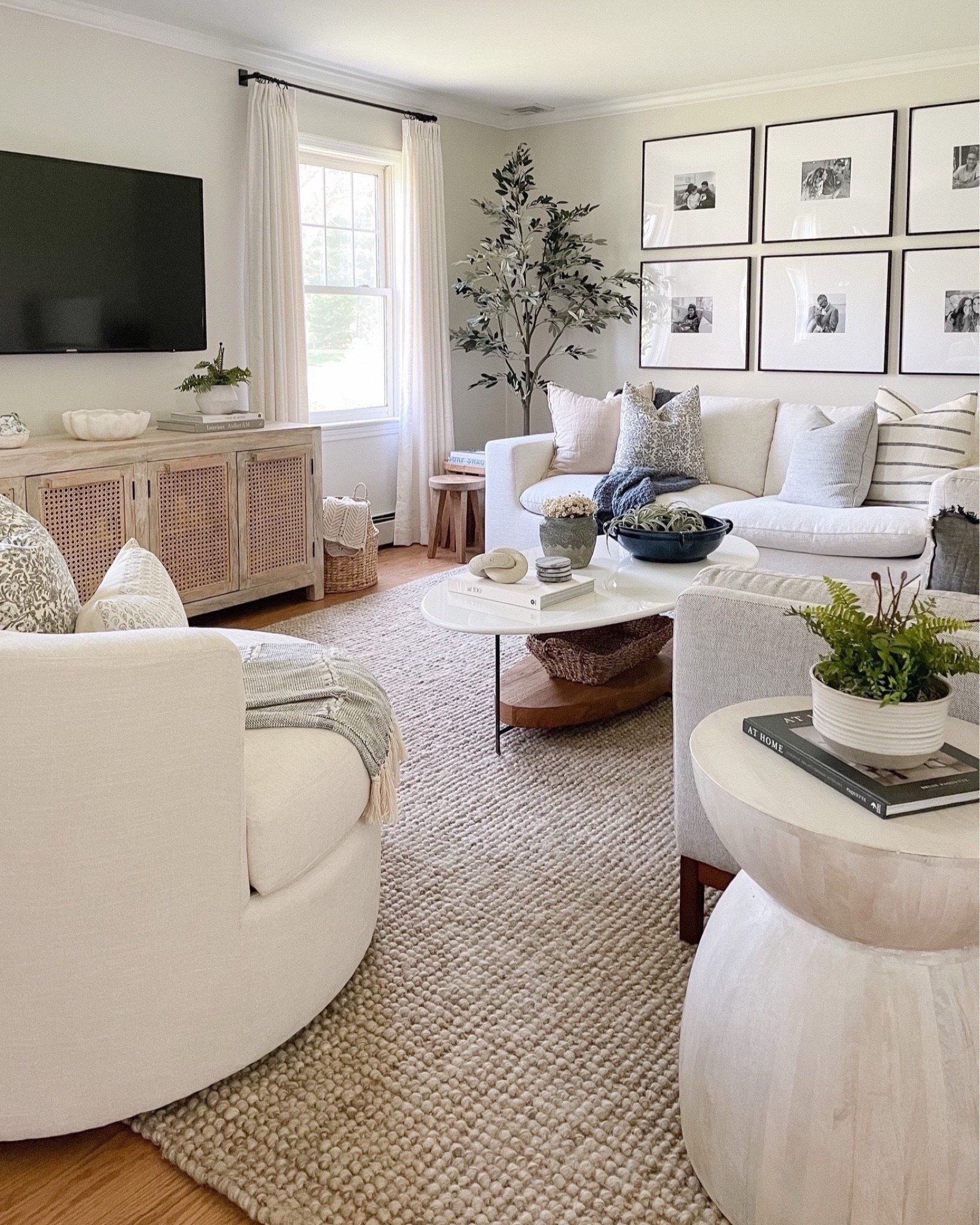 Cozy Living Area 

Neutral home  Home design  Coastal home  Trending home decor  Home styling  Living area 

#LTKFindsUnder50 #LTKHome