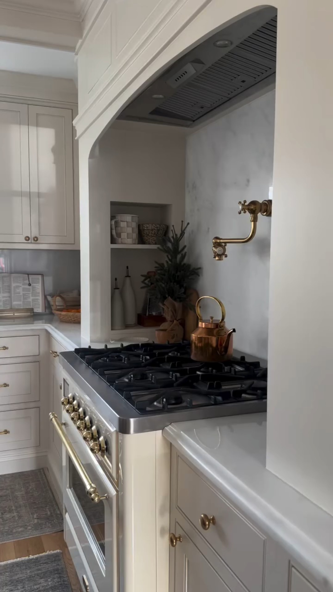 The calm before the Christmas storm 🤍

Comment SHOP below to receive a DM with the link to this post on my LTK ⬇ https://liketk.it/5H8XZ

#cottagekitchen #nancymeyers #coastalkitchen #kitchensinks #kitchensinkwindow