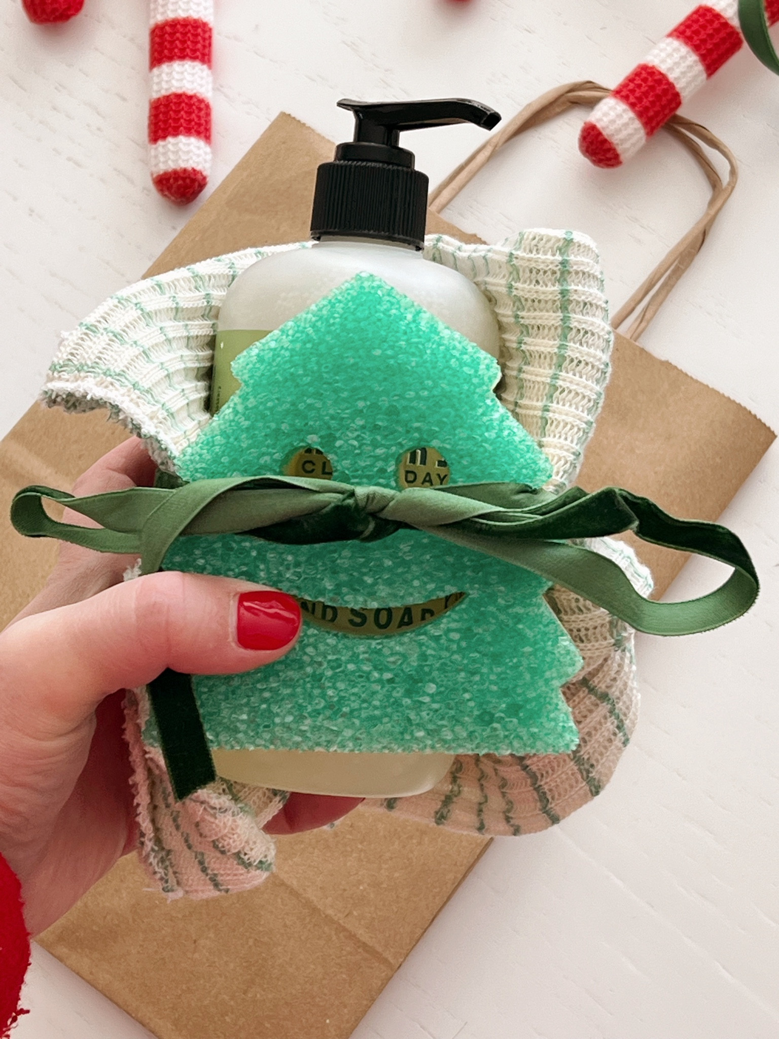 I love these little gifts. I put together this year, they’re perfect for a neighbor, Bookclub, or even as a hostess gift!